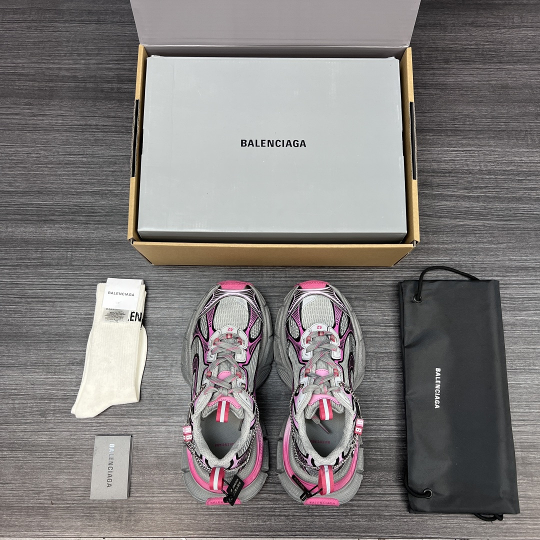 Balenciaga 纯 本Balenciaga巴黎世家 3XL Gradient 做旧效果 饰链挂饰 圆头系带 老爹鞋在延续 Track Trainer 户外轮廓和复杂鞋面结构的同时