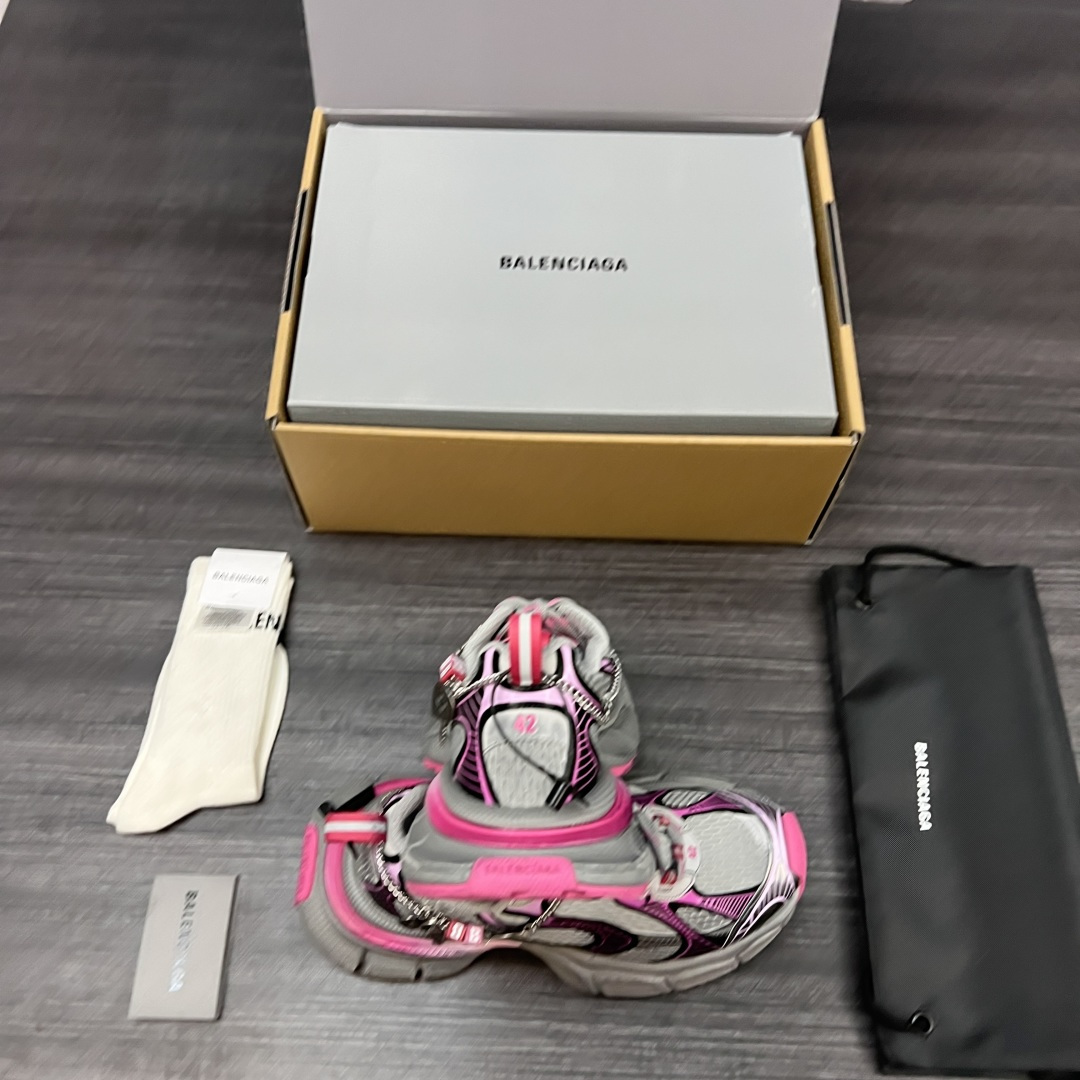 Balenciaga 纯 本Balenciaga巴黎世家 3XL Gradient 做旧效果 饰链挂饰 圆头系带 老爹鞋在延续 Track Trainer 户外轮廓和复杂鞋面结构的同时