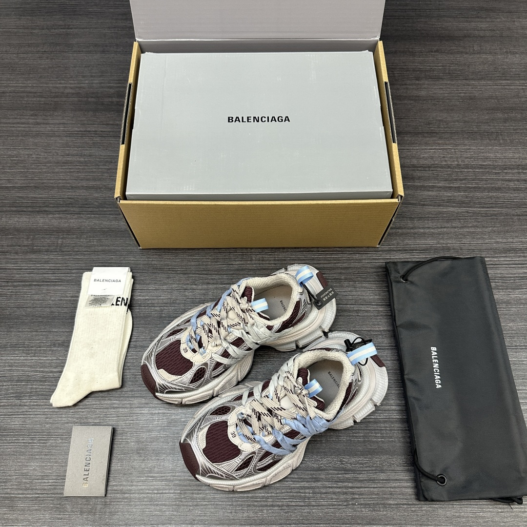 NO:832727,Pure original version of Balenciaga side straps. Balenciaga's new tenth generation trendy running shoes with old straps. While continuing the outdoor contours and complex upper structure of the Track Trainer, the new version adds a transparent strap component to the heel, making the entire shoe look more retro. Packed with a full set of accessories to reinforce the airplane box packaging!  Number of yards: 35-46 (one size larger)!  Airplane box socks +15,,balenciaga,balenciaga,socks19860909纯原版本Balenciaga 侧边绑带 巴黎世家全新做旧十代绑带潮流跑鞋 在延续 Track Trainer 户外轮廓和复杂鞋面结构的同时,新版本在后跟位置增加了透明带的部件,整鞋看起来更加复古. 包装全套得物配件加固飞机盒包装！ 码数:35-46(偏大一码)码！飞机盒 袜子+15,,balenciaga,balenciaga,socks,Men's shoes