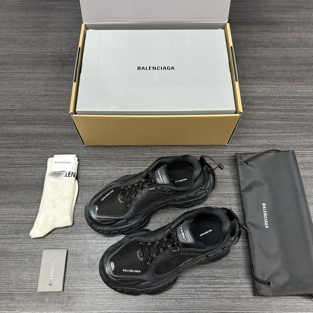 NO:850573,Pure original Balenciaga Triple S.2 thick-soled lace-up low-top dad shoes black upper: imported woven mesh spliced ​​with epoxy leather outsole: Italian multi-layer combination outsole TPU foam soft sole Zp consistent with 'Balenciaga' outsole LOGO very three-dimensional. Packaging: full set of accessories reinforced aircraft box packaging!  Number of yards: 35-45 yards!  (positive code),,balenciaga,balenciaga19860909纯原Balenciaga巴黎世家 Triple S .2 厚底系带 低帮 老爹鞋 黑色 鞋面: 进口编织网拼接滴胶皮革 大底:意产多层组合大底 TPU发泡软底 Zp一致'Balenciaga' 大底LOGO 非常立体. 包装:全套得物配件加固飞机盒包装！ 码数:35-45码！（正码）,,balenciaga,balenciaga,Men's shoes