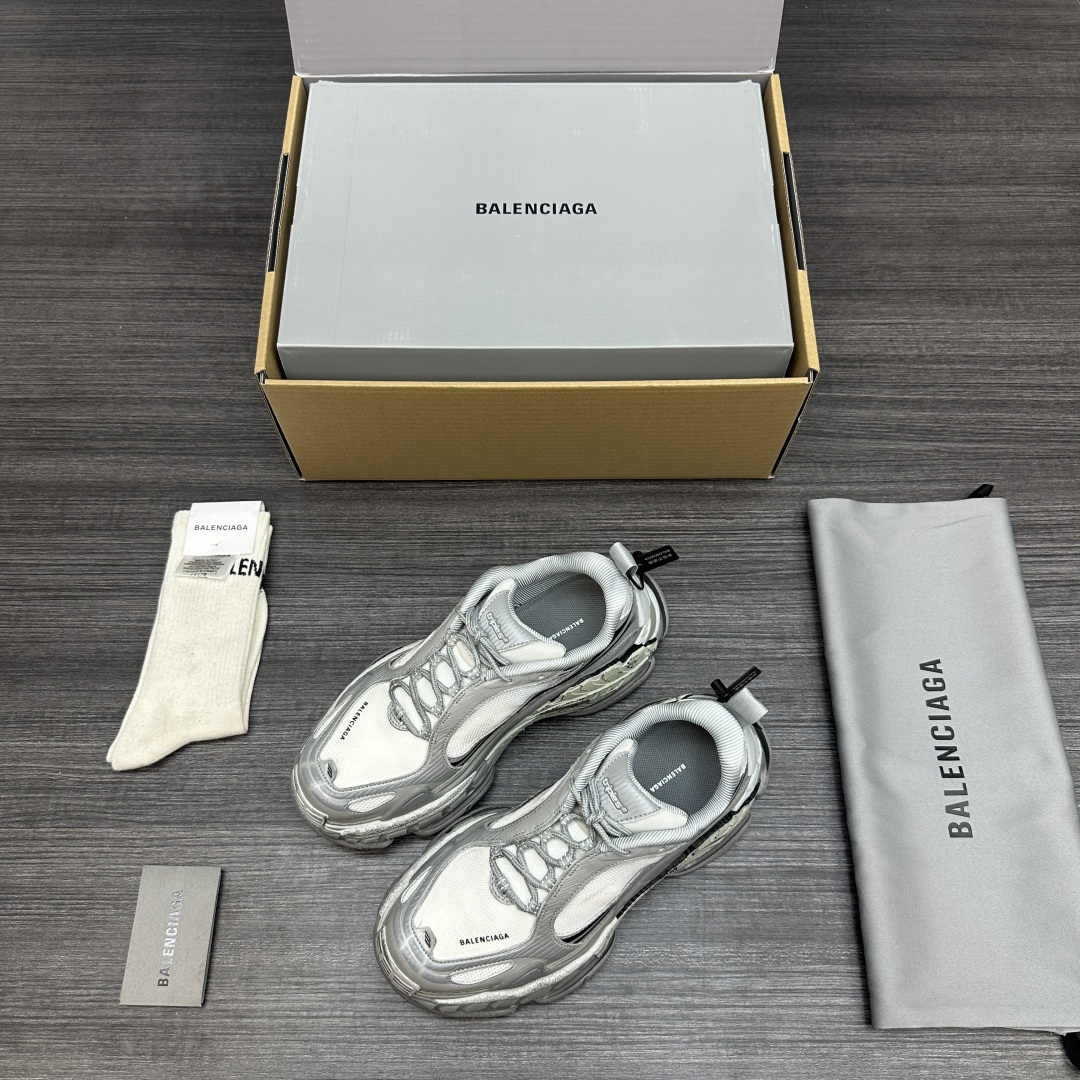 NO:850585,Purely original Balenciaga Triple S.2 thick-soled lace-up low-top dad shoes in gray and white. Upper: imported woven mesh spliced ​​with epoxy leather. Outsole: Italian multi-layer combination outsole. TPU foam soft sole. Zp consistent with 'Balenciaga' outsole LOGO. Very three-dimensional. Packaging: full set of accessories reinforced aircraft box packaging!  Number of yards: 35-45 yards!  (positive code),,balenciaga,balenciaga19860909纯原Balenciaga巴黎世家 Triple S .2 厚底系带 低帮 老爹鞋 灰白 鞋面: 进口编织网拼接滴胶皮革 大底:意产多层组合大底 TPU发泡软底 Zp一致'Balenciaga' 大底LOGO 非常立体. 包装:全套得物配件加固飞机盒包装！ 码数:35-45码！（正码）,,balenciaga,balenciaga,Men's shoes