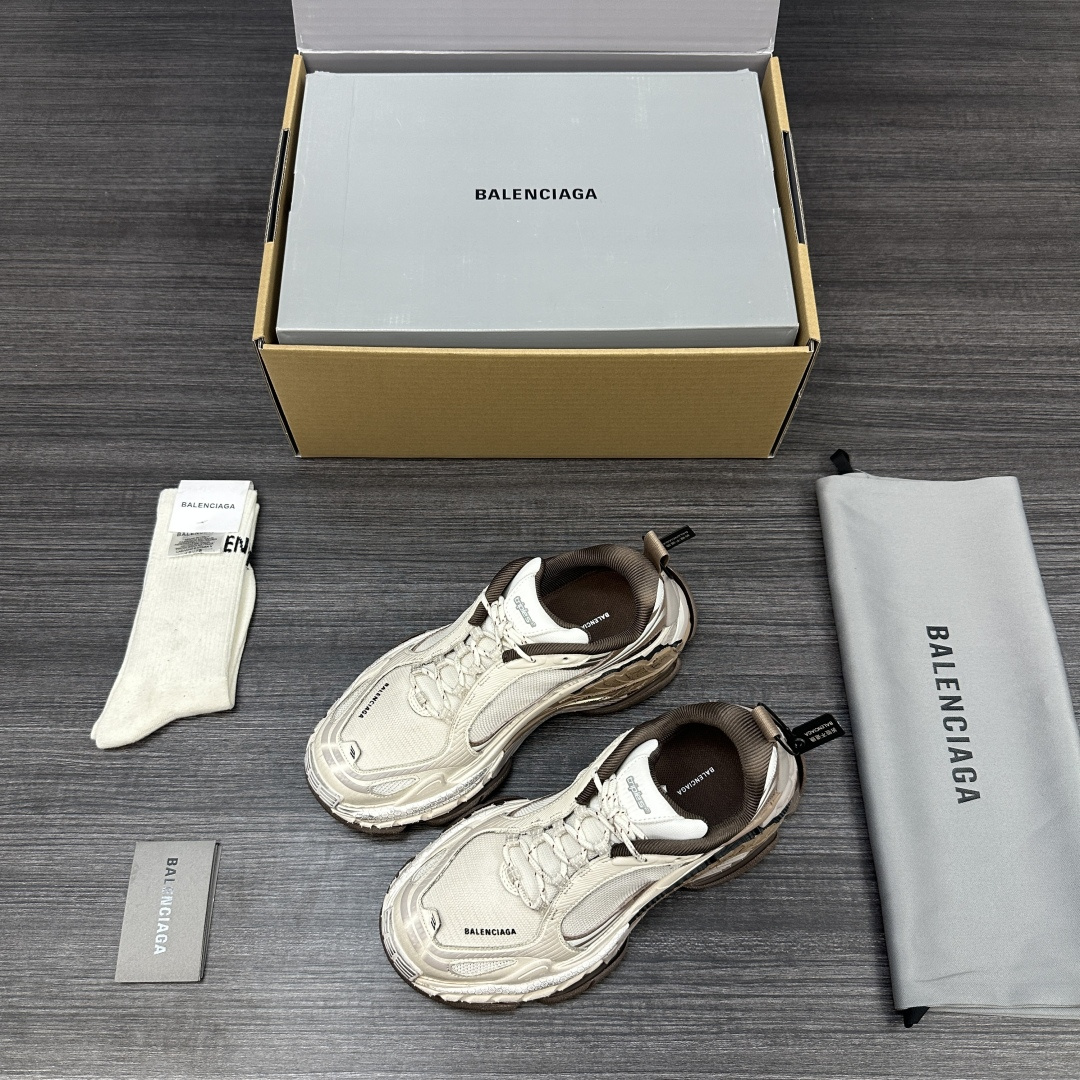 NO:850498,Pure original Balenciaga Triple S.2 thick-soled lace-up low-top dad shoes white brown Upper: Imported woven mesh spliced ​​epoxy leather Outsole: Italian multi-layer combination outsole TPU foam soft sole Zp consistent with 'Balenciaga' outsole LOGO very three-dimensional. Packaging: full set of accessories reinforced aircraft box packaging!  Number of yards: 35-45 yards!  (positive code),,balenciaga,balenciaga19860909纯原Balenciaga巴黎世家 Triple S .2 厚底系带 低帮 老爹鞋 白棕 鞋面: 进口编织网拼接滴胶皮革 大底:意产多层组合大底 TPU发泡软底 Zp一致'Balenciaga' 大底LOGO 非常立体. 包装:全套得物配件加固飞机盒包装！ 码数:35-45码！（正码）,,balenciaga,balenciaga,Men's shoes
