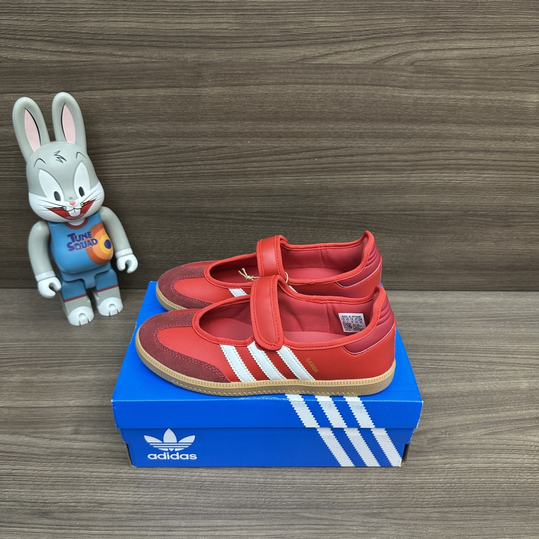 NO:815813,adidas originals Samba Jane comfortable and soft Mary Jane shoes, same style for men and women, red, red suede + white splicing, rubber soles, non-slip and wear-resistant, Velcro design. Packaged with a complete set of accessories, a poison box and a pair of pure cotton socks. Size 35.36.37.38.39.40.41.42.43.44.45 (true size!), Mary Jane, adidas, mary jane, chamois  leather,socks19860909adidas originals Samba Jane 舒适柔软 玛丽珍鞋 男女同款 红色,红色麂皮+白色拼接 橡胶鞋底防滑耐磨,魔术贴设计. 包装全套得物配件毒盒配纯棉袜子一副. 码数35.36.37.38.39.40.41.42.43.44.45码（正码！）,玛丽珍,adidas,mary jane,chamois leather,socks,Women's Shoes