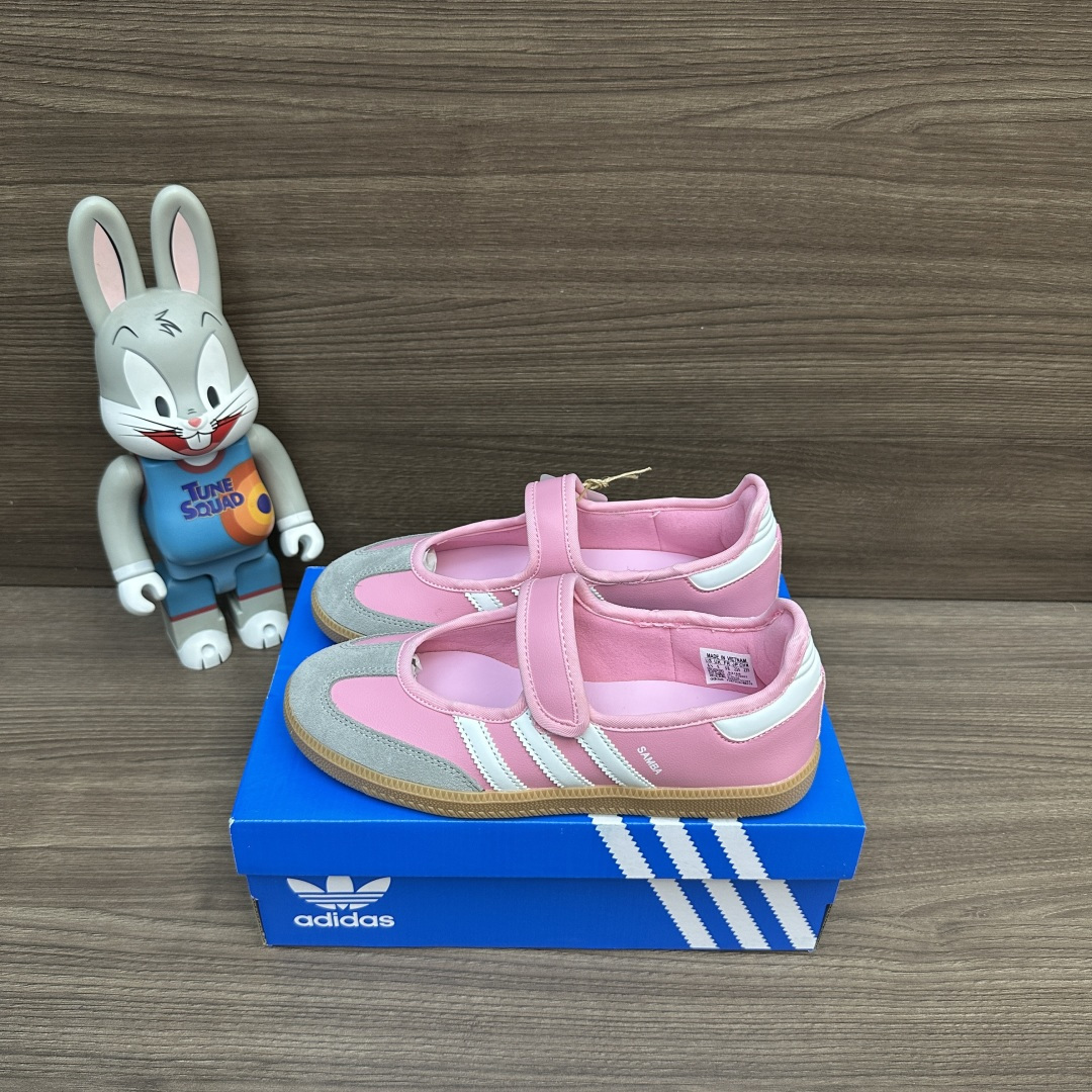 NO:815817,adidas originals Samba Jane comfortable and soft Mary Jane shoes for men and women, pink suede + gray splicing, rubber soles non-slip and wear-resistant, Velcro design. Packaging complete set of accessories poison box with a pair of pure cotton socks. Size 35.36.37.38.39.40.41.42.43.44.45 (positive size!), Mary Jane, adidas, mary jane, chamois  leather,socks19860909adidas originals Samba Jane 舒适柔软 玛丽珍鞋 男女同款 粉色 粉色麂皮+灰色拼接 橡胶鞋底防滑耐磨,魔术贴设计. 包装全套得物配件毒盒配纯棉袜子一副. 码数35.36.37.38.39.40.41.42.43.44.45码（正码！）,玛丽珍,adidas,mary jane,chamois leather,socks,Women's Shoes