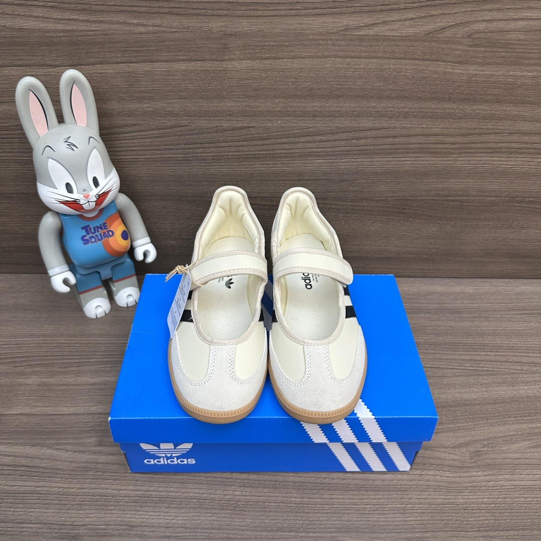 NO:816774,adidas originals Samba Jane comfortable and soft Mary Jane shoes for men and women, milk tea color, beige suede + white stitching, rubber soles are non-slip and wear-resistant, Velcro design. Packaging complete set of accessories poison box with a pair of pure cotton socks. Size 35.36.37.38.39.40.41.42.43.44.45 (true size!), casual shoes/sports shoes, adidas, mary  jane,sneakers,chamois leather,socks19860909adidas originals Samba Jane 舒适柔软 玛丽珍鞋 男女同款 奶茶色,米色麂皮+白色拼接 橡胶鞋底防滑耐磨,魔术贴设计. 包装全套得物配件毒盒配纯棉袜子一副. 码数35.36.37.38.39.40.41.42.43.44.45码（正码！）,休闲鞋/运动鞋,adidas,mary jane,sneakers,chamois leather,socks,Women's Shoes