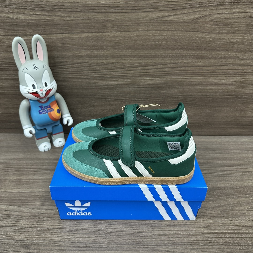 NO:815821,adidas originals Samba Jane comfortable and soft Mary Jane shoes, same style for men and women, green, green suede + white splicing, rubber soles, non-slip and wear-resistant, Velcro design. Packaged with a complete set of accessories, a poison box and a pair of pure cotton socks. Size 35.36.37.38.39.40.41.42.43.44.45 (true size!), Mary Jane, adidas, mary jane, chamois  leather,socks19860909adidas originals Samba Jane 舒适柔软 玛丽珍鞋 男女同款 绿色,绿色麂皮+白色拼接 橡胶鞋底防滑耐磨,魔术贴设计. 包装全套得物配件毒盒配纯棉袜子一副. 码数35.36.37.38.39.40.41.42.43.44.45码（正码！）,玛丽珍,adidas,mary jane,chamois leather,socks,Women's Shoes