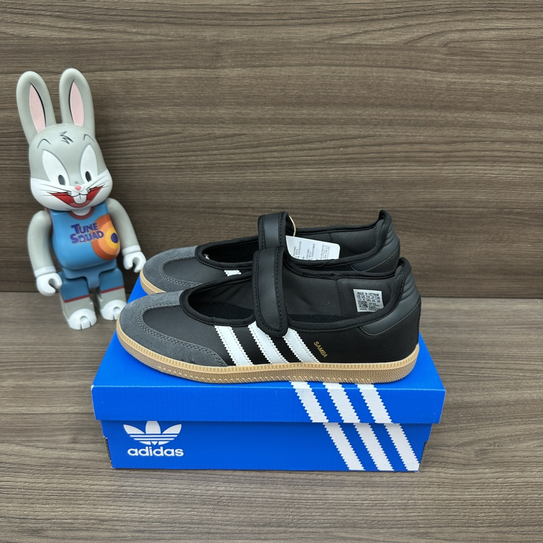 NO:816777,adidas originals Samba Jane comfortable and soft Mary Jane shoes, same style for men and women, black, black suede + gray splicing, rubber soles, non-slip and wear-resistant, Velcro design. Packaged with a complete set of accessories, a poison box and a pair of pure cotton socks. Size 35.36.37.38.39.40.41.42.43.44.45 (true size!), casual shoes/sports shoes, adidas, mary  jane,sneakers,chamois leather,socks19860909adidas originals Samba Jane 舒适柔软 玛丽珍鞋 男女同款 黑色,黑色麂皮+灰色拼接 橡胶鞋底防滑耐磨,魔术贴设计. 包装全套得物配件毒盒配纯棉袜子一副. 码数35.36.37.38.39.40.41.42.43.44.45码（正码！）,休闲鞋/运动鞋,adidas,mary jane,sneakers,chamois leather,socks,Women's Shoes