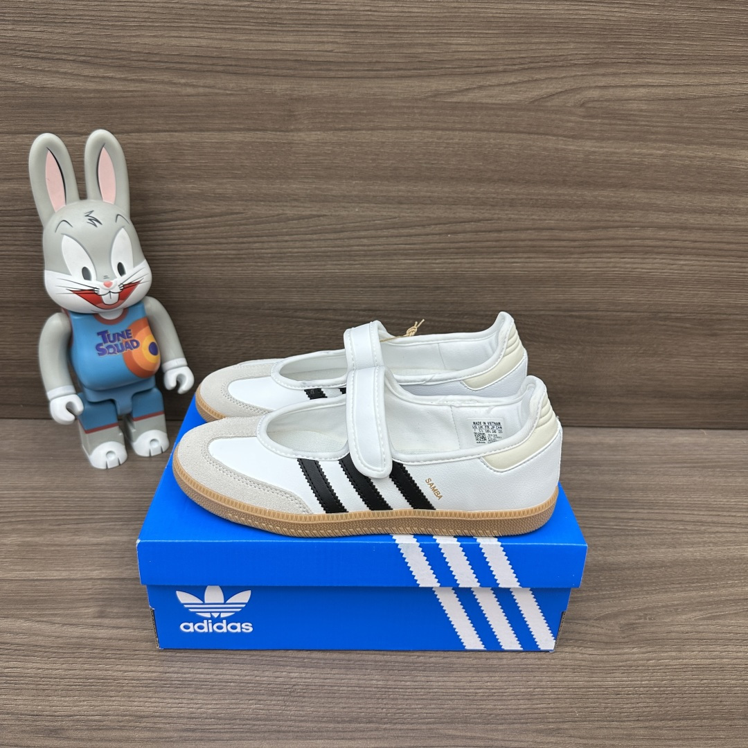 NO:815790,adidas originals Samba Jane comfortable and soft Mary Jane shoes, same style for men and women, white, white suede + beige stitching, rubber soles, non-slip and wear-resistant, Velcro design. Packaged with a complete set of accessories, a poison box and a pair of pure cotton socks. Size 35.36.37.38.39.40.41.42.43.44.45 (positive size!), Mary Jane, adidas, mary jane, chamois  leather,socks19860909adidas originals Samba Jane 舒适柔软 玛丽珍鞋 男女同款 白色,白色麂皮+米灰色拼接 橡胶鞋底防滑耐磨,魔术贴设计. 包装全套得物配件毒盒配纯棉袜子一副. 码数35.36.37.38.39.40.41.42.43.44.45码（正码！）,玛丽珍,adidas,mary jane,chamois leather,socks,Women's Shoes