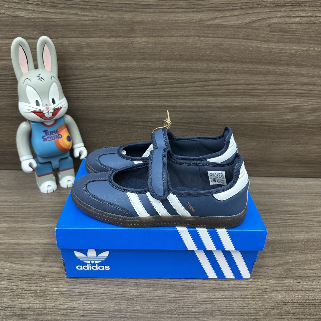 NO:815794,adidas originals Samba Jane comfortable and soft Mary Jane shoes for men and women, dark blue, blue suede, rubber soles, non-slip and wear-resistant, Velcro design. Packaged with a complete set of accessories, a poison box and a pair of pure cotton socks. Size 35.36.37.38.39.40.41.42.43.44.45 (true size!), Mary Jane, adidas, mary jane, chamois leather, socks19860909adidas originals Samba Jane 舒适柔软 玛丽珍鞋 男女同款 深蓝色,蓝色麂皮 橡胶鞋底防滑耐磨,魔术贴设计. 包装全套得物配件毒盒配纯棉袜子一副. 码数35.36.37.38.39.40.41.42.43.44.45码（正码！）,玛丽珍,adidas,mary jane,chamois leather,socks,Women's Shoes