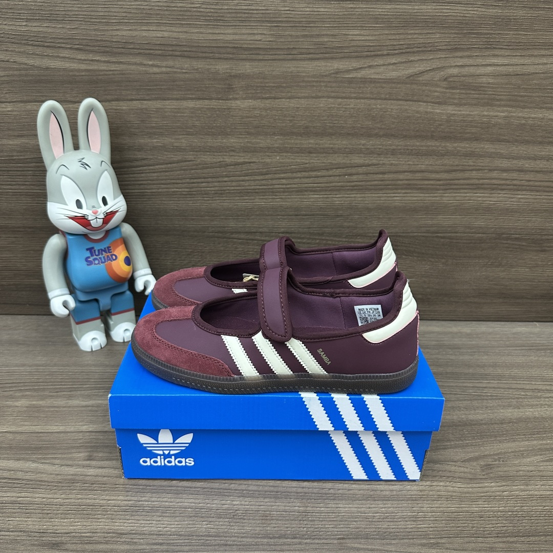 NO:815798,adidas originals Samba Jane comfortable and soft Mary Jane shoes for men and women, burgundy, burgundy suede, rubber soles non-slip and wear-resistant, Velcro design. Packaging complete set of accessories poison box with a pair of pure cotton socks. Size 35.36.37.38.39.40.41.42.43.44.45 (positive size!), Mary Jane, adidas, mary jane, chamois  leather,socks19860909adidas originals Samba Jane 舒适柔软 玛丽珍鞋 男女同款 酒红色,酒红色麂皮 橡胶鞋底防滑耐磨,魔术贴设计. 包装全套得物配件毒盒配纯棉袜子一副. 码数35.36.37.38.39.40.41.42.43.44.45码（正码！）,玛丽珍,adidas,mary jane,chamois leather,socks,Women's Shoes