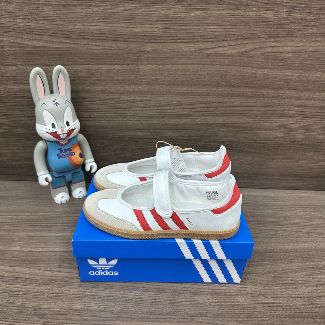 NO:815802,adidas originals Samba Jane comfortable and soft Mary Jane shoes for men and women, white and red, white suede + beige splicing, rubber soles, non-slip and wear-resistant, Velcro design. Packaging complete set of accessories poison box with a pair of pure cotton socks. Size 35.36.37.38.39.40.41.42.43.44.45 (positive size!), Mary Jane, adidas, mary jane, chamois  leather,socks19860909adidas originals Samba Jane 舒适柔软 玛丽珍鞋 男女同款 白红色,白色麂皮+米色拼接 橡胶鞋底防滑耐磨,魔术贴设计. 包装全套得物配件毒盒配纯棉袜子一副. 码数35.36.37.38.39.40.41.42.43.44.45码（正码！）,玛丽珍,adidas,mary jane,chamois leather,socks,Women's Shoes