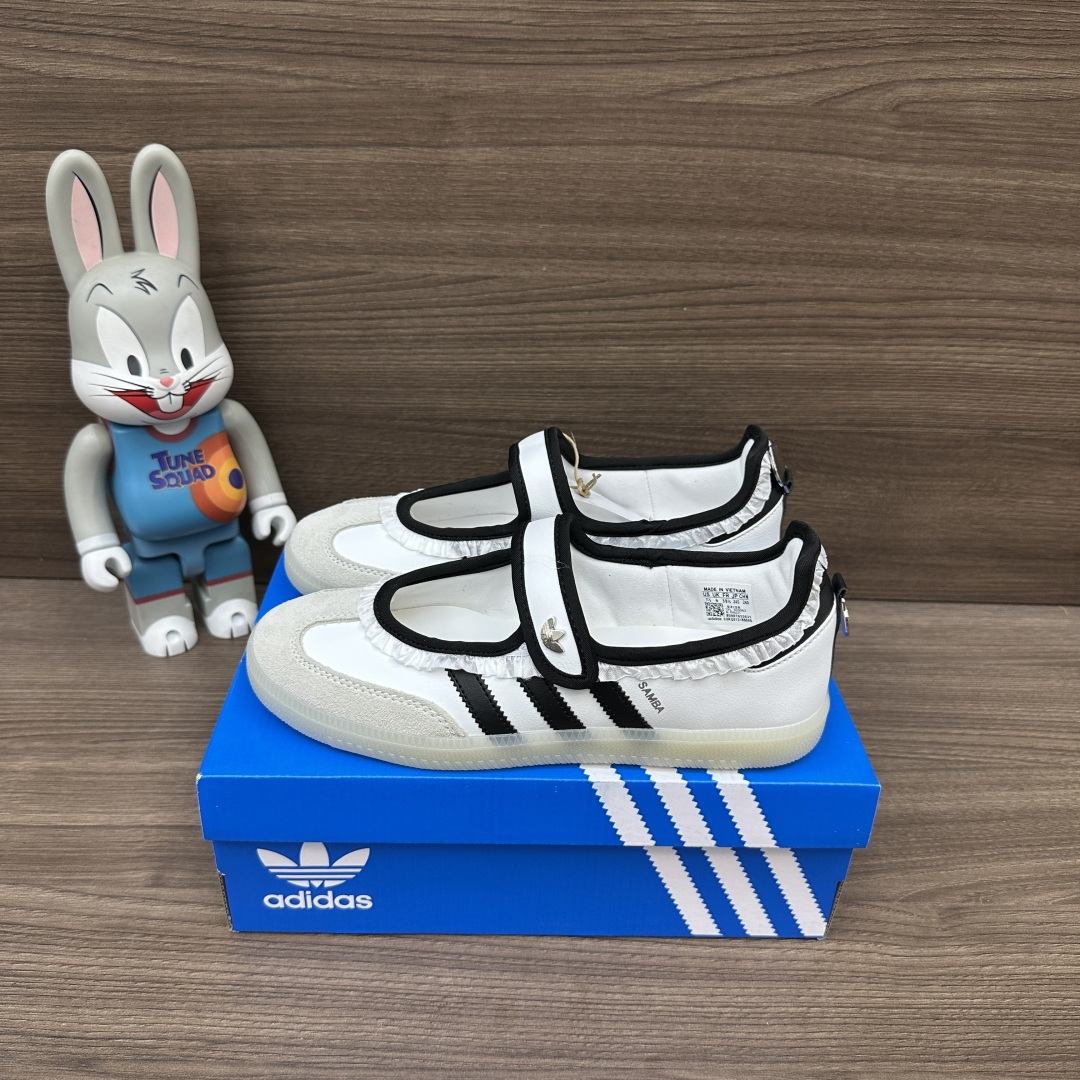 NO:815815,adidas originals Samba Jane comfortable and soft Mary Jane shoes, same style for men and women, black and white, rubber soles are non-slip and wear-resistant, Velcro design + small laces. The package comes with a complete set of accessories, a poison box and a pair of pure cotton socks. Size 35.36.37.38.39.40.41.42.43.44.45 (true size!), Mary Jane, adidas, mary jane, socks19860909adidas originals Samba Jane 舒适柔软 玛丽珍鞋 男女同款 黑白色,橡胶鞋底防滑耐磨,魔术贴设计+小花边. 包装全套得物配件毒盒配纯棉袜子一副. 码数35.36.37.38.39.40.41.42.43.44.45码（正码！）,玛丽珍,adidas,mary jane,socks,Women's Shoes