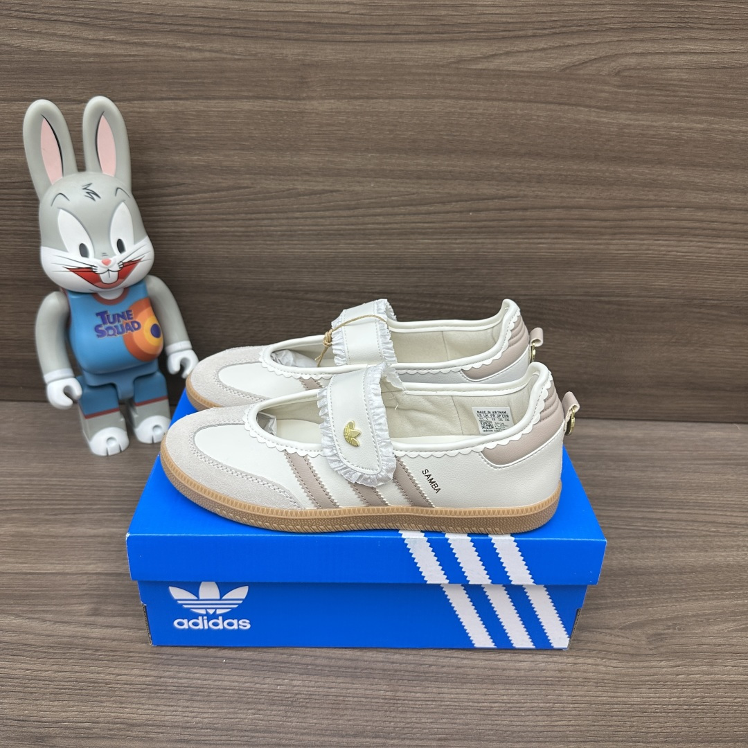 NO:815812,adidas originals Samba Jane comfortable and soft Mary Jane shoes for men and women, pink and white, rubber soles are non-slip and wear-resistant, Velcro design + small laces. The package comes with a complete set of accessories, a poison box and a pair of pure cotton socks. Size 35.36.37.38.39.40.41.42.43.44.45 (true size!), Mary Jane, adidas, mary jane, socks19860909adidas originals Samba Jane 舒适柔软 玛丽珍鞋 男女同款 粉白色,橡胶鞋底防滑耐磨,魔术贴设计+小花边. 包装全套得物配件毒盒配纯棉袜子一副. 码数35.36.37.38.39.40.41.42.43.44.45码（正码！）,玛丽珍,adidas,mary jane,socks,Women's Shoes