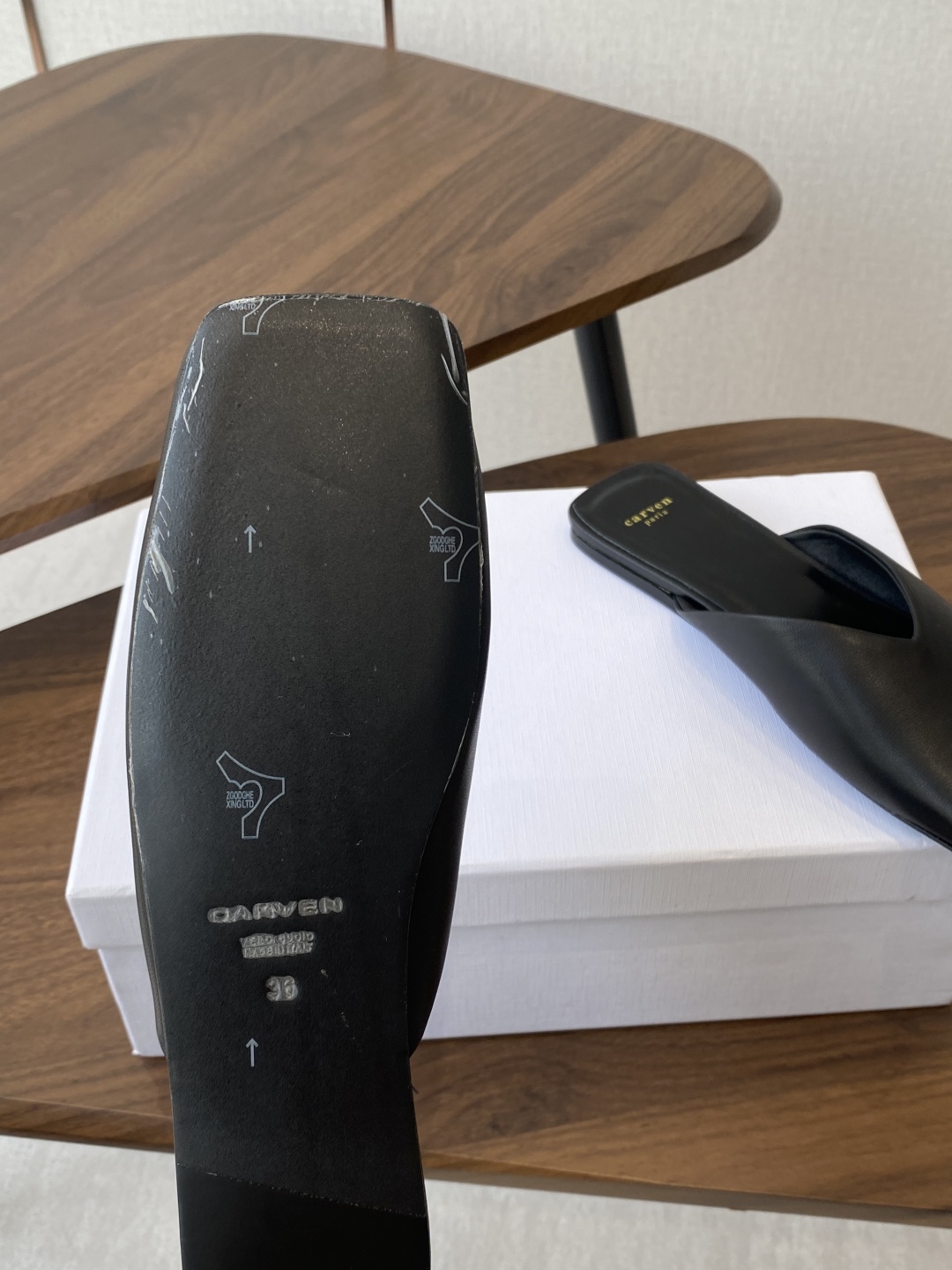 
CARVEN 𝟐𝟓ss 新品穆勒拖鞋 

方头设计独具匠心 简约线条勾勒出利落轮廓 尽显现代感与时尚张