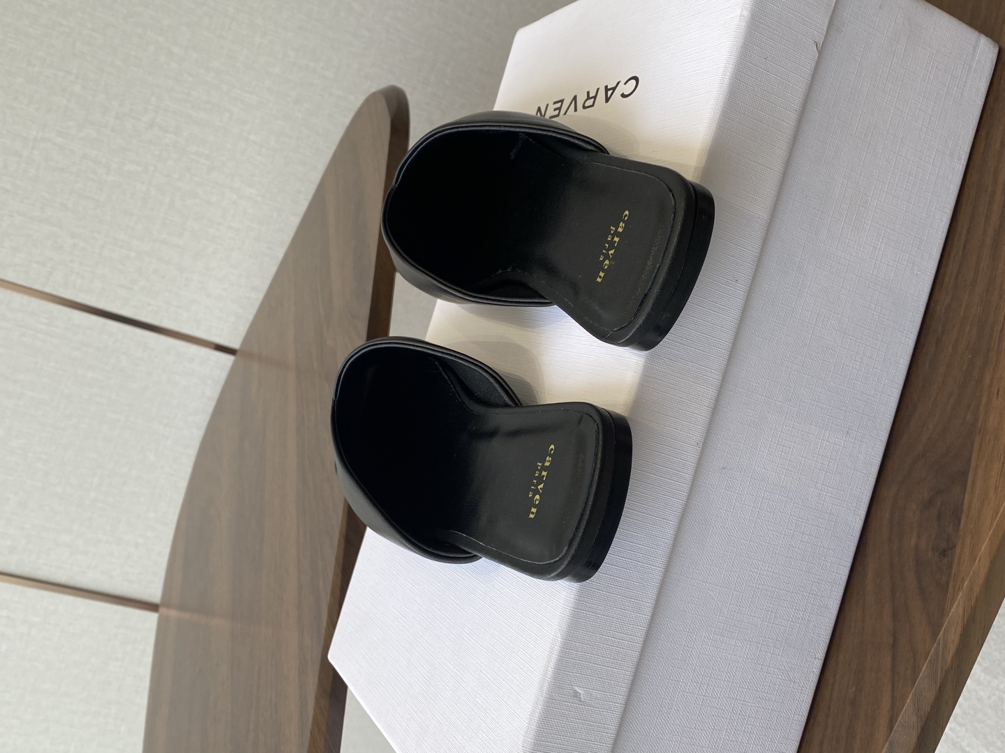 
CARVEN 𝟐𝟓ss 新品穆勒拖鞋 

方头设计独具匠心 简约线条勾勒出利落轮廓 尽显现代感与时尚张
