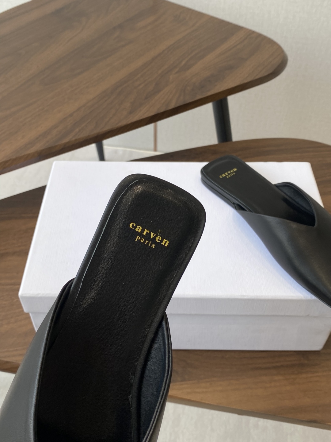 
CARVEN 𝟐𝟓ss 新品穆勒拖鞋 

方头设计独具匠心 简约线条勾勒出利落轮廓 尽显现代感与时尚张