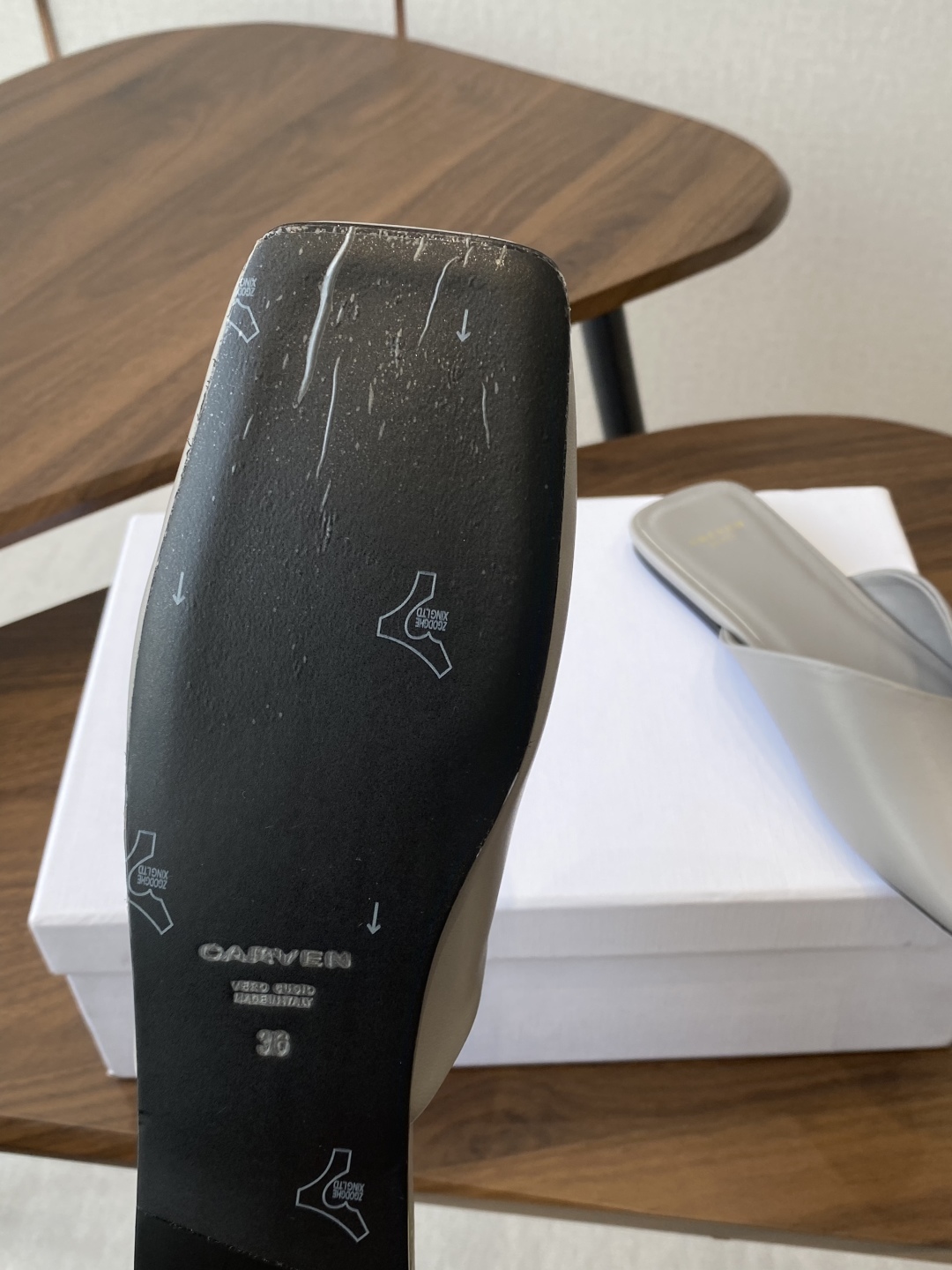 
CARVEN 𝟐𝟓ss 新品穆勒拖鞋 

方头设计独具匠心 简约线条勾勒出利落轮廓 尽显现代感与时尚张