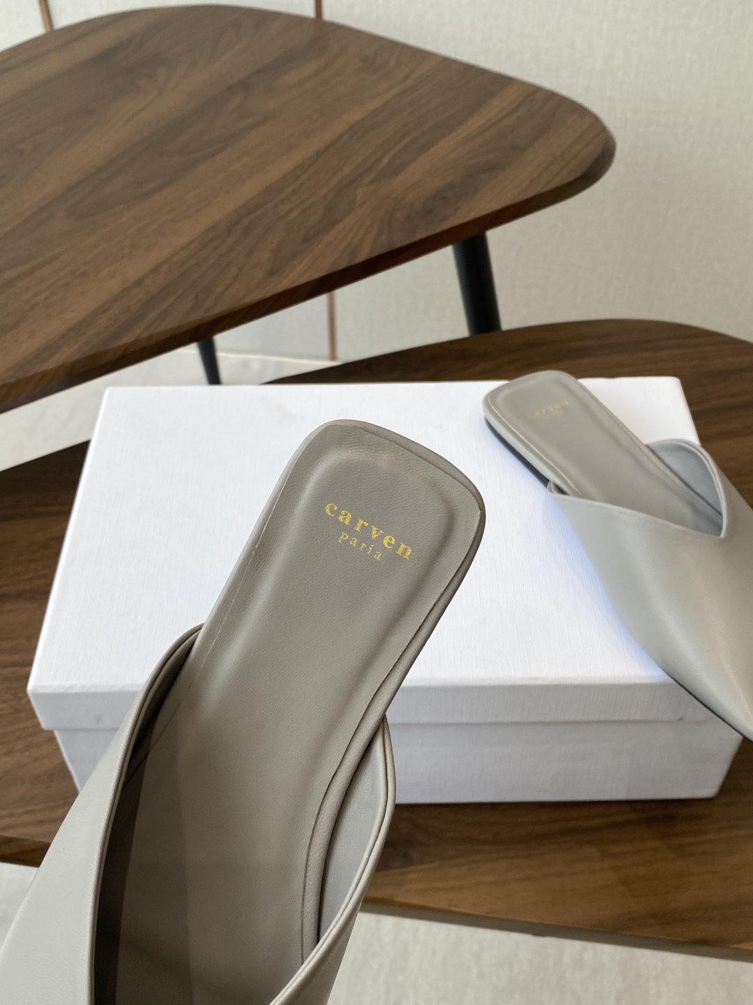
CARVEN 𝟐𝟓ss 新品穆勒拖鞋 

方头设计独具匠心 简约线条勾勒出利落轮廓 尽显现代感与时尚张