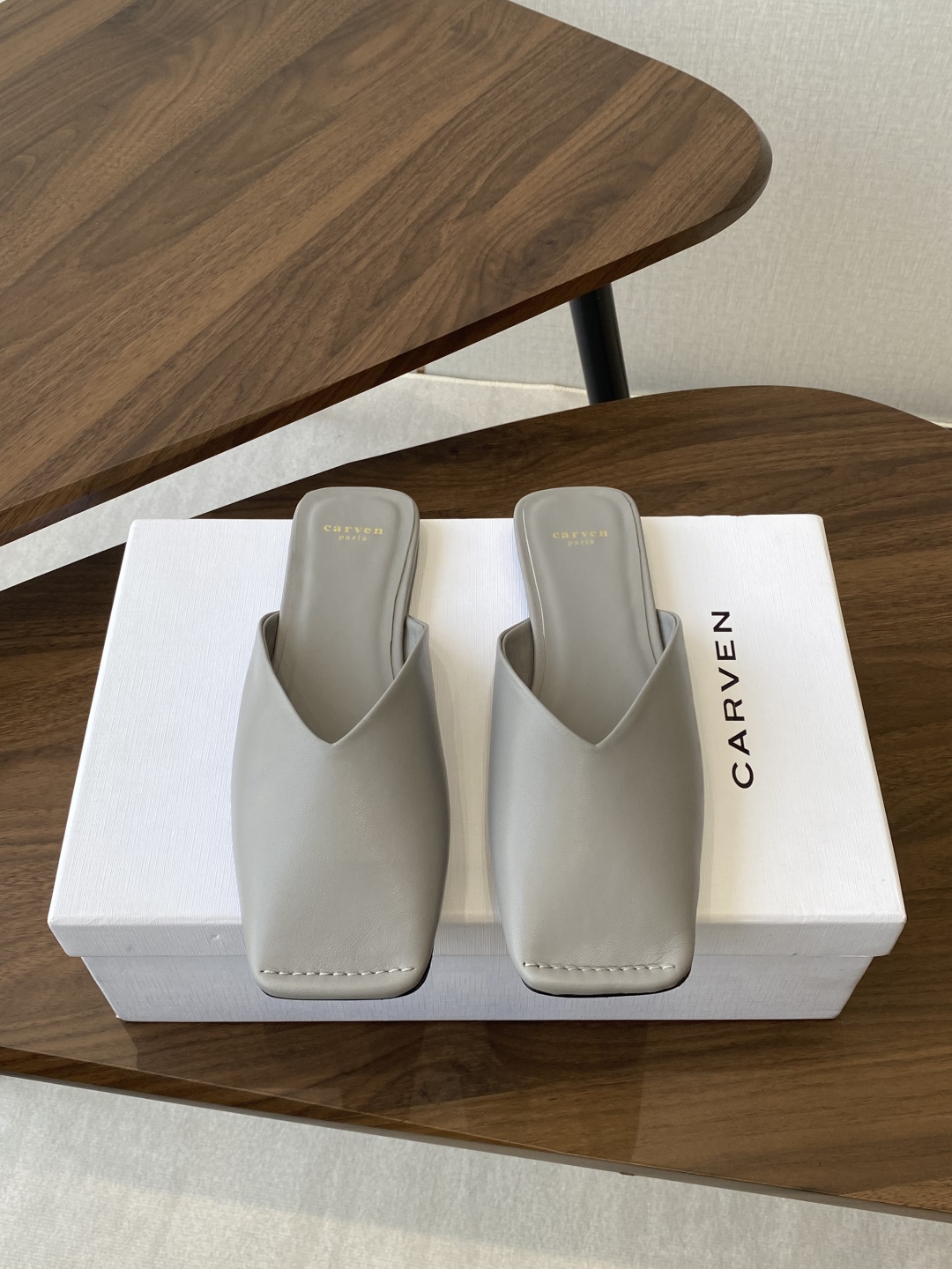 
CARVEN 𝟐𝟓ss 新品穆勒拖鞋 

方头设计独具匠心 简约线条勾勒出利落轮廓 尽显现代感与时尚张