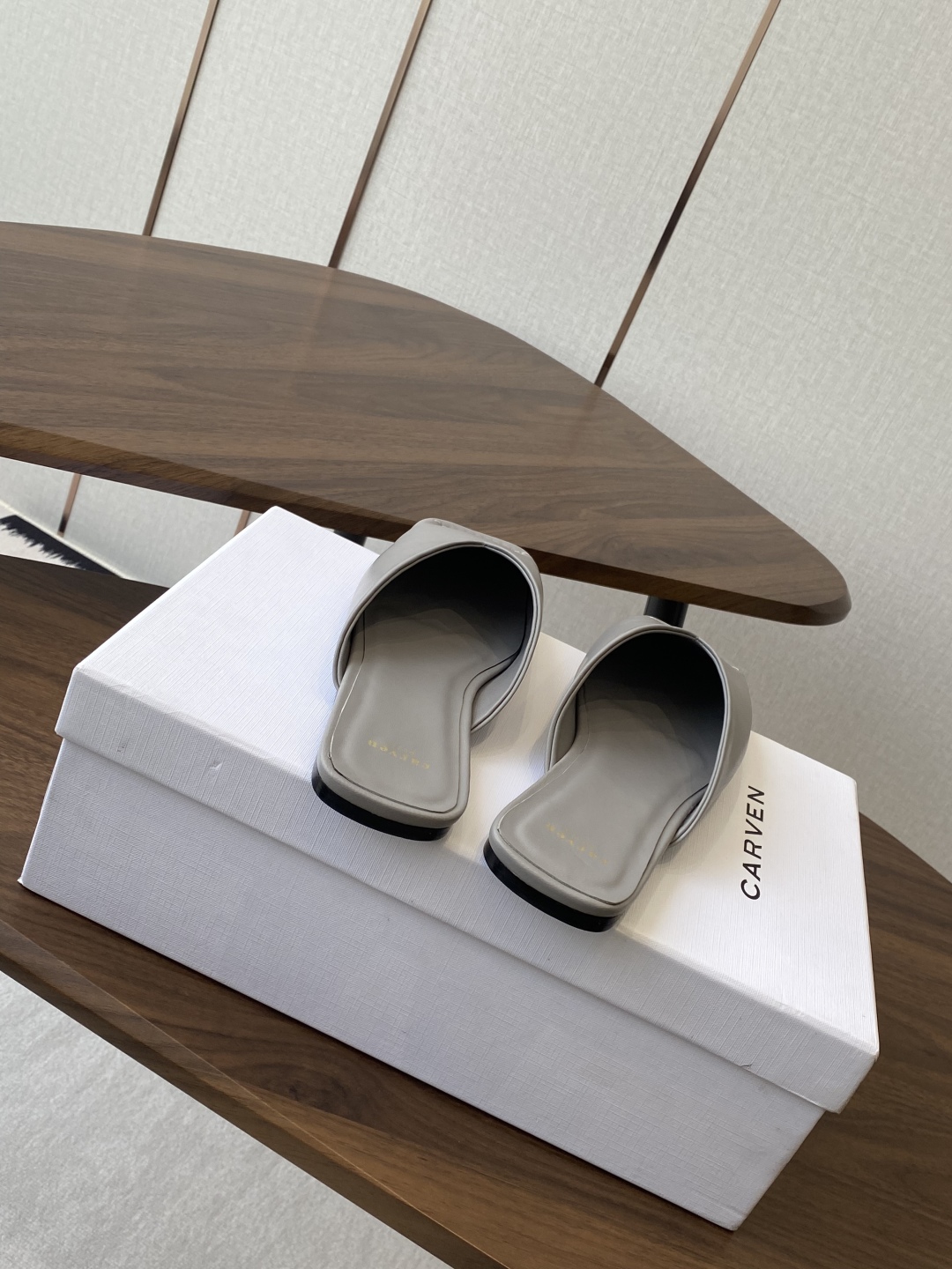 
CARVEN 𝟐𝟓ss 新品穆勒拖鞋 

方头设计独具匠心 简约线条勾勒出利落轮廓 尽显现代感与时尚张