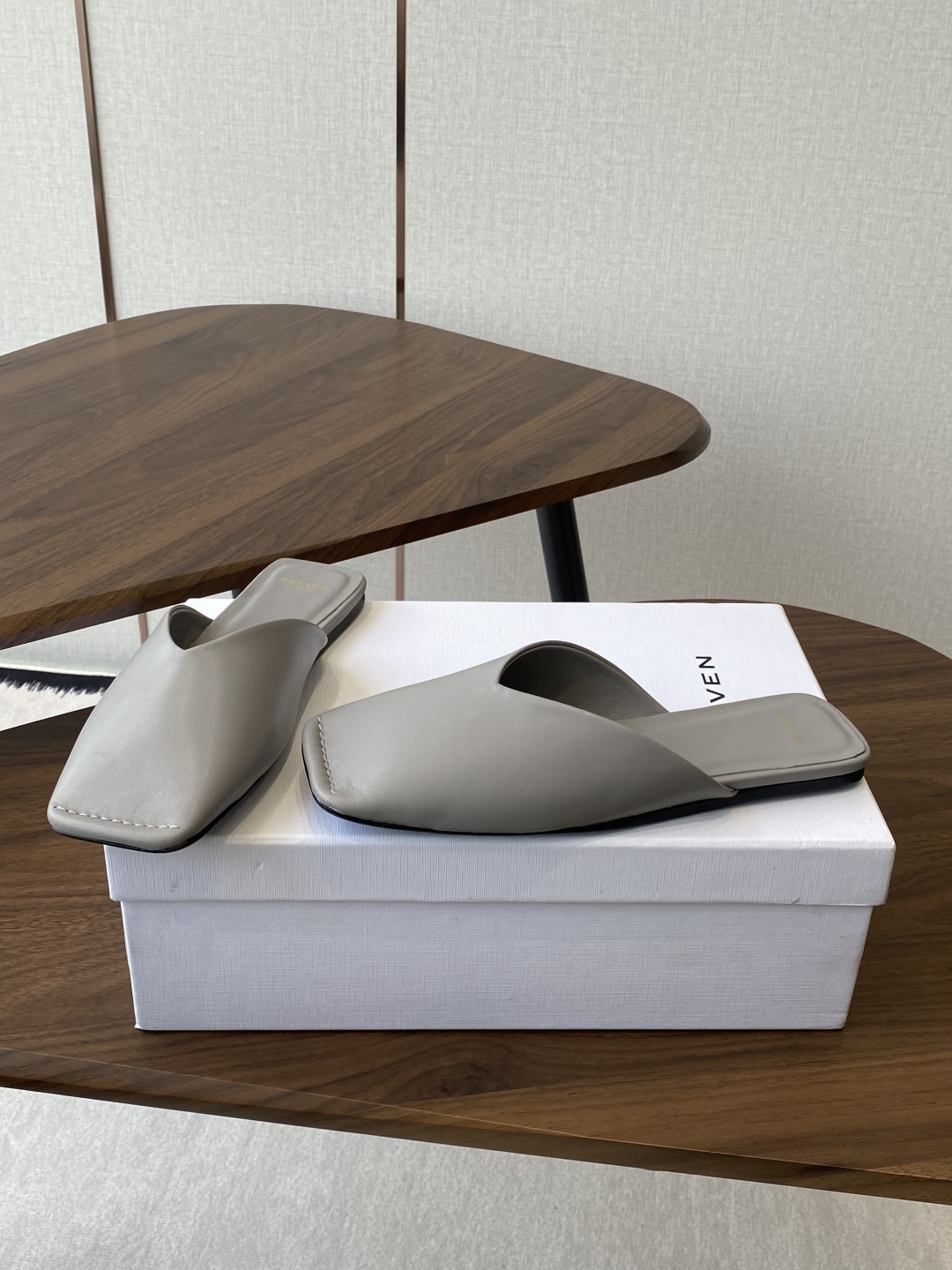 
CARVEN 𝟐𝟓ss 新品穆勒拖鞋 

方头设计独具匠心 简约线条勾勒出利落轮廓 尽显现代感与时尚张