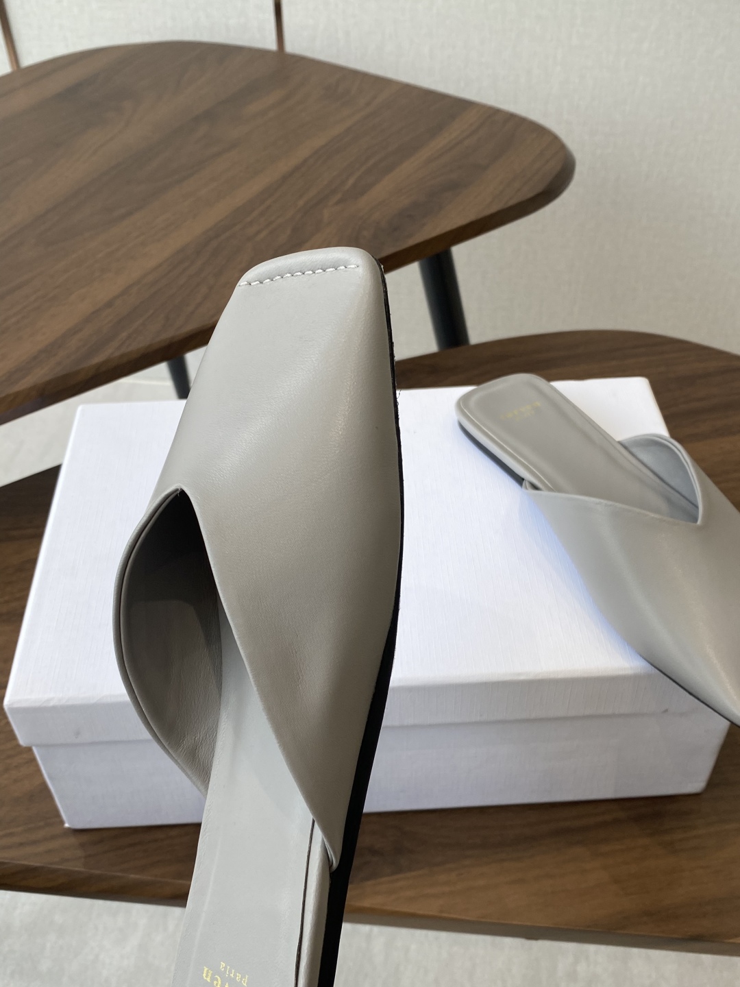 
CARVEN 𝟐𝟓ss 新品穆勒拖鞋 

方头设计独具匠心 简约线条勾勒出利落轮廓 尽显现代感与时尚张