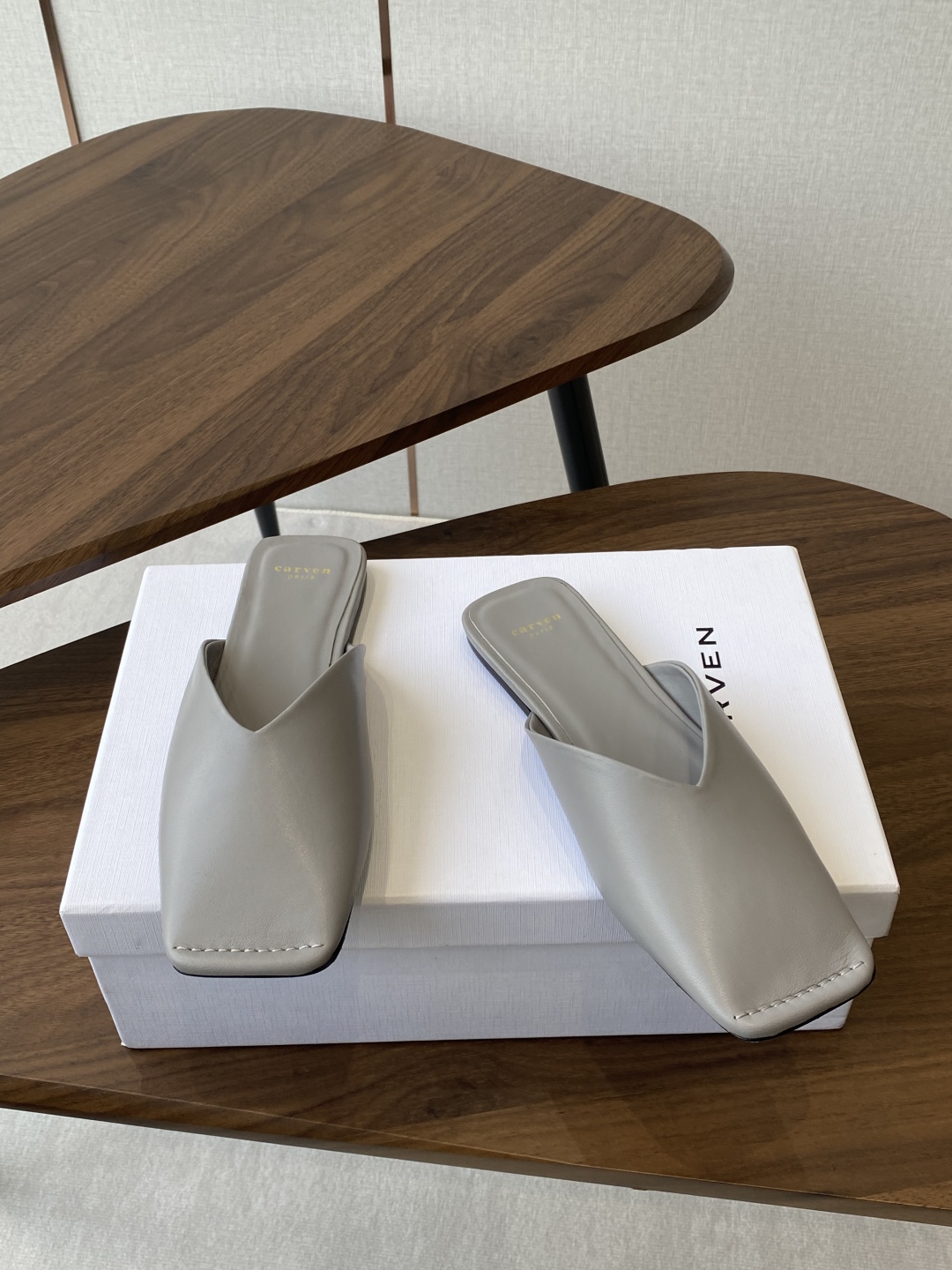 
CARVEN 𝟐𝟓ss 新品穆勒拖鞋 

方头设计独具匠心 简约线条勾勒出利落轮廓 尽显现代感与时尚张