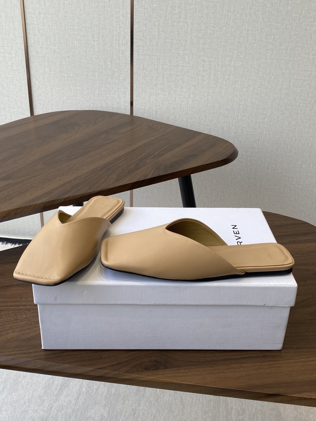 
CARVEN 𝟐𝟓ss 新品穆勒拖鞋 

方头设计独具匠心 简约线条勾勒出利落轮廓 尽显现代感与时尚张