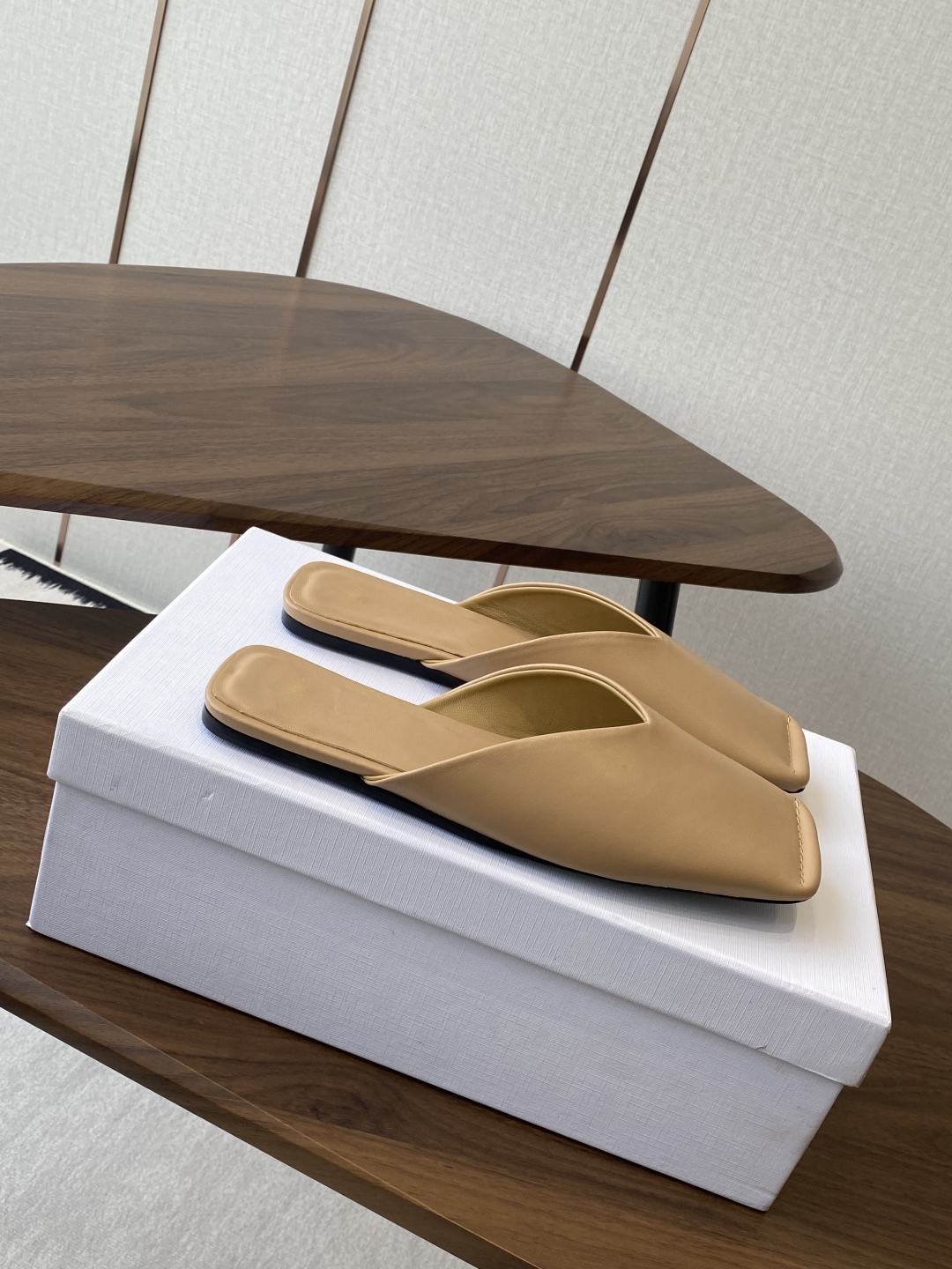 
CARVEN 𝟐𝟓ss 新品穆勒拖鞋 

方头设计独具匠心 简约线条勾勒出利落轮廓 尽显现代感与时尚张
