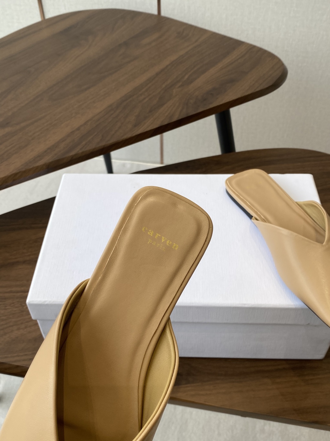 
CARVEN 𝟐𝟓ss 新品穆勒拖鞋 

方头设计独具匠心 简约线条勾勒出利落轮廓 尽显现代感与时尚张