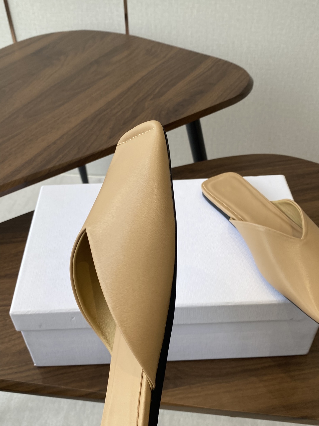 
CARVEN 𝟐𝟓ss 新品穆勒拖鞋 

方头设计独具匠心 简约线条勾勒出利落轮廓 尽显现代感与时尚张