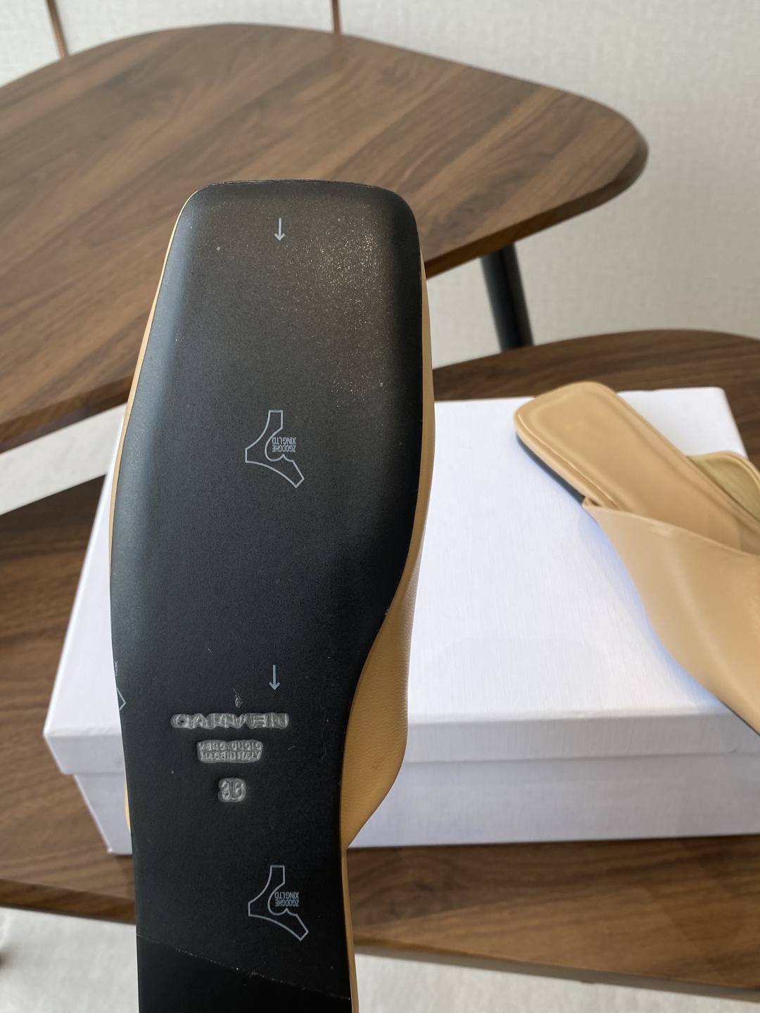 
CARVEN 𝟐𝟓ss 新品穆勒拖鞋 

方头设计独具匠心 简约线条勾勒出利落轮廓 尽显现代感与时尚张