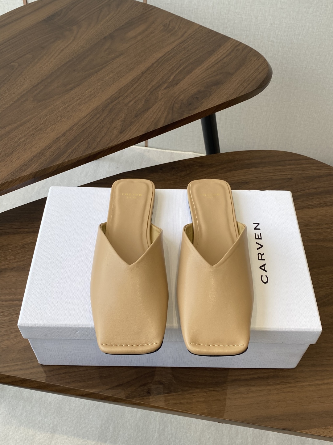 
CARVEN 𝟐𝟓ss 新品穆勒拖鞋 

方头设计独具匠心 简约线条勾勒出利落轮廓 尽显现代感与时尚张