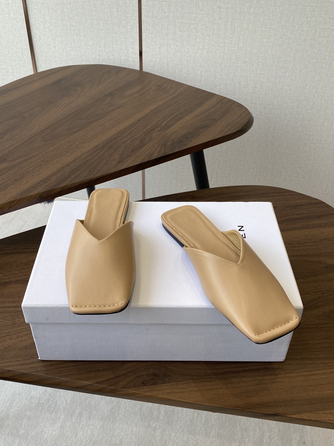 
CARVEN 𝟐𝟓ss 新品穆勒拖鞋 

方头设计独具匠心 简约线条勾勒出利落轮廓 尽显现代感与时尚张