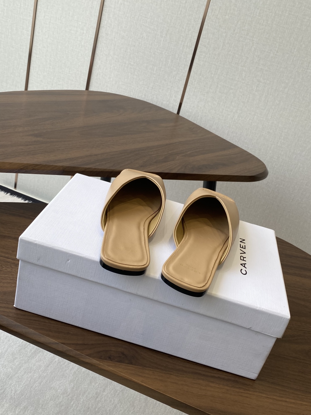 
CARVEN 𝟐𝟓ss 新品穆勒拖鞋 

方头设计独具匠心 简约线条勾勒出利落轮廓 尽显现代感与时尚张