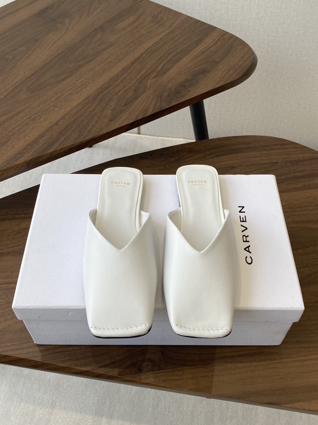
CARVEN 𝟐𝟓ss 新品穆勒拖鞋 

方头设计独具匠心 简约线条勾勒出利落轮廓 尽显现代感与时尚张