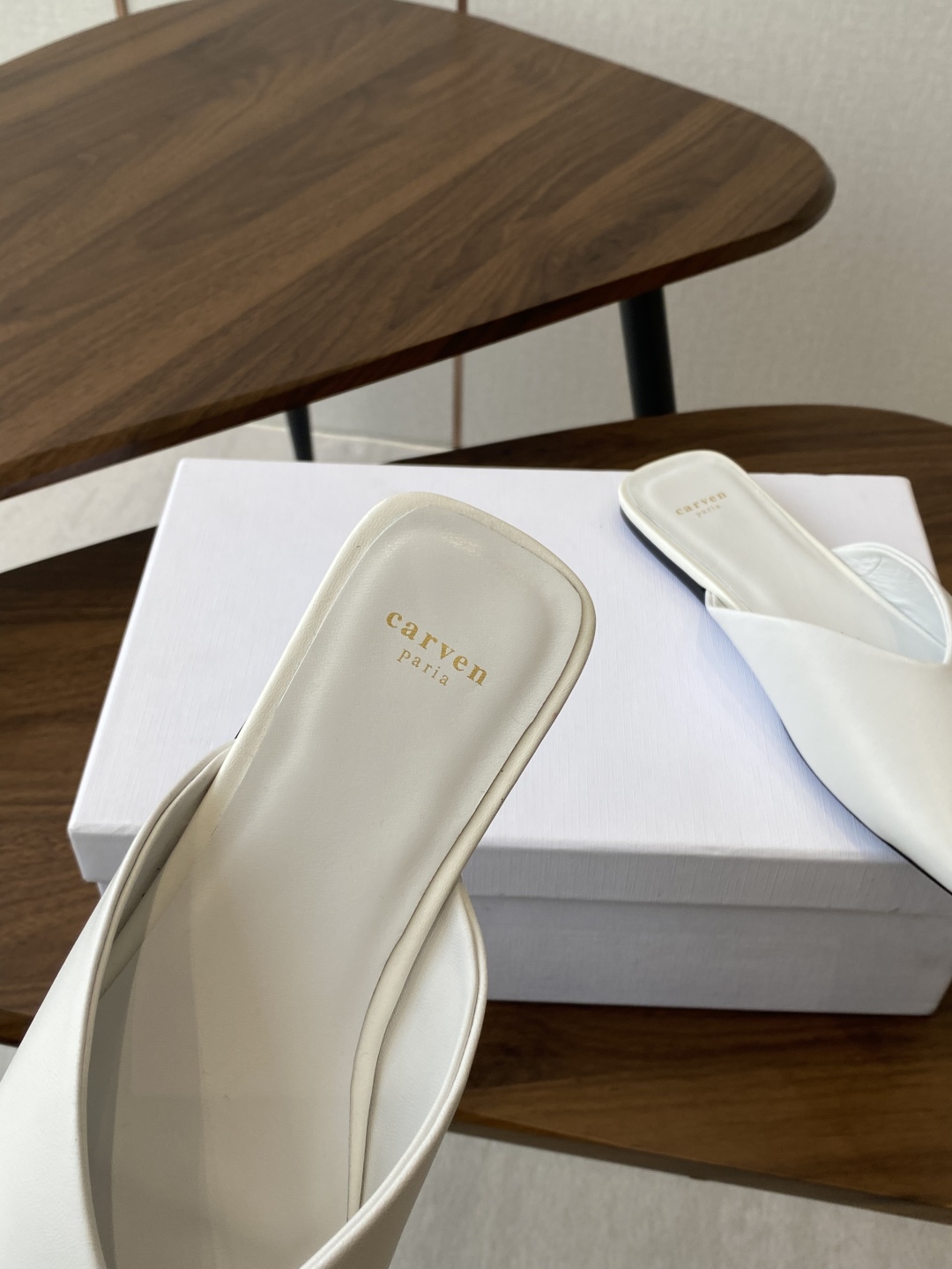 
CARVEN 𝟐𝟓ss 新品穆勒拖鞋 

方头设计独具匠心 简约线条勾勒出利落轮廓 尽显现代感与时尚张