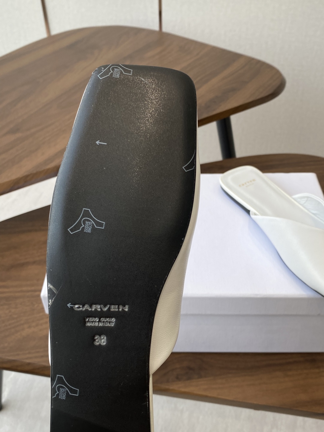 
CARVEN 𝟐𝟓ss 新品穆勒拖鞋 

方头设计独具匠心 简约线条勾勒出利落轮廓 尽显现代感与时尚张