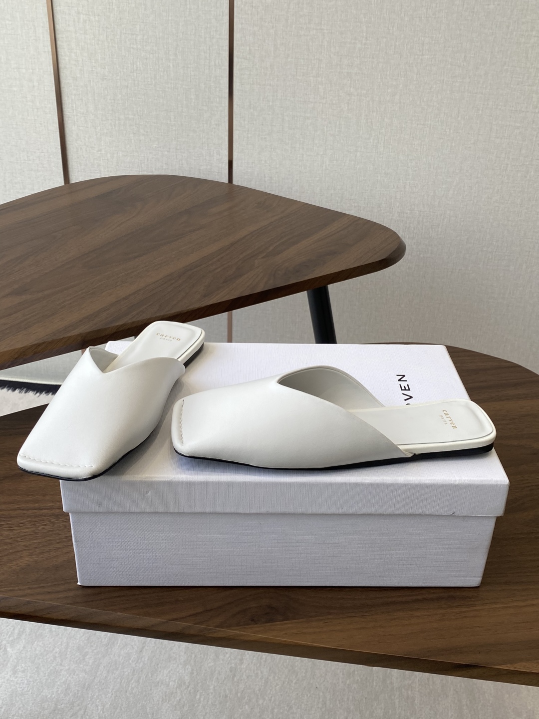 
CARVEN 𝟐𝟓ss 新品穆勒拖鞋 

方头设计独具匠心 简约线条勾勒出利落轮廓 尽显现代感与时尚张