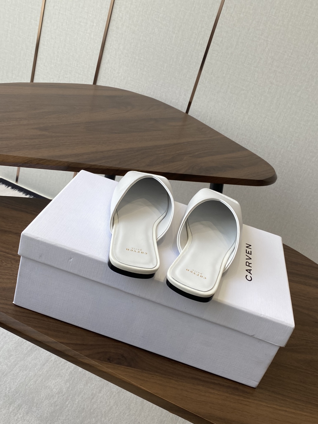 
CARVEN 𝟐𝟓ss 新品穆勒拖鞋 

方头设计独具匠心 简约线条勾勒出利落轮廓 尽显现代感与时尚张