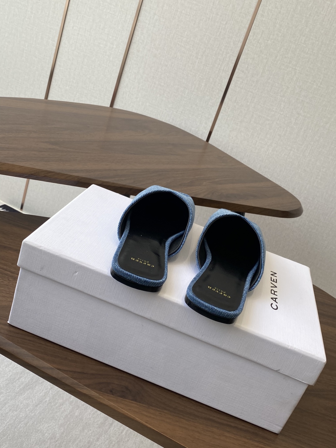 
CARVEN 𝟐𝟓ss 新品穆勒拖鞋 

方头设计独具匠心 简约线条勾勒出利落轮廓 尽显现代感与时尚张