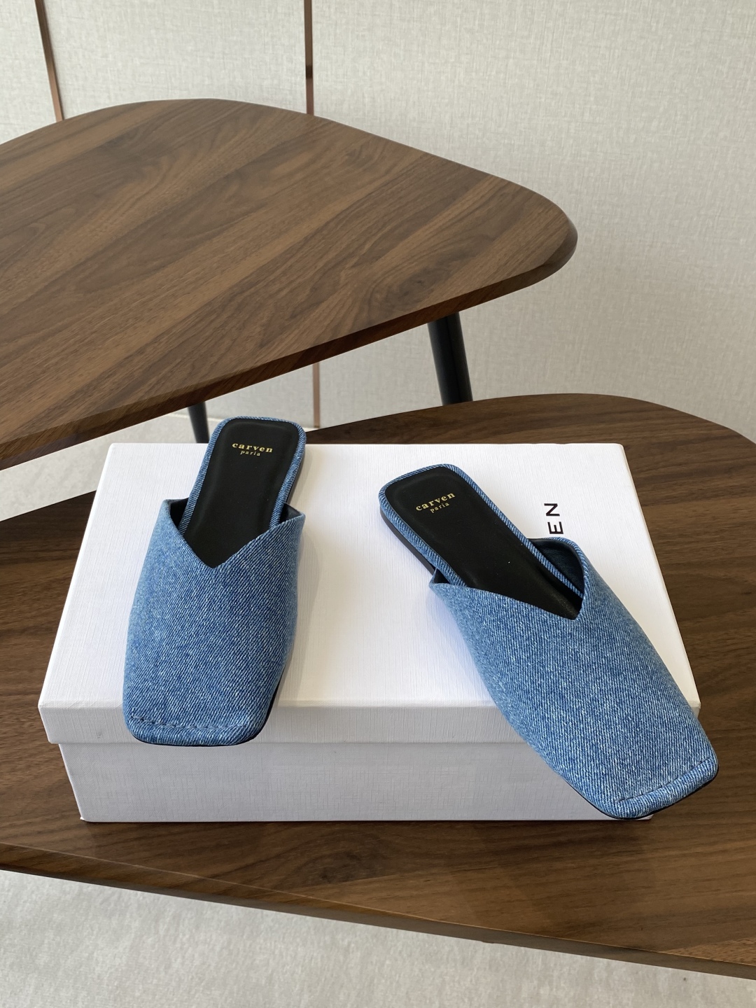 
CARVEN 𝟐𝟓ss 新品穆勒拖鞋 

方头设计独具匠心 简约线条勾勒出利落轮廓 尽显现代感与时尚张