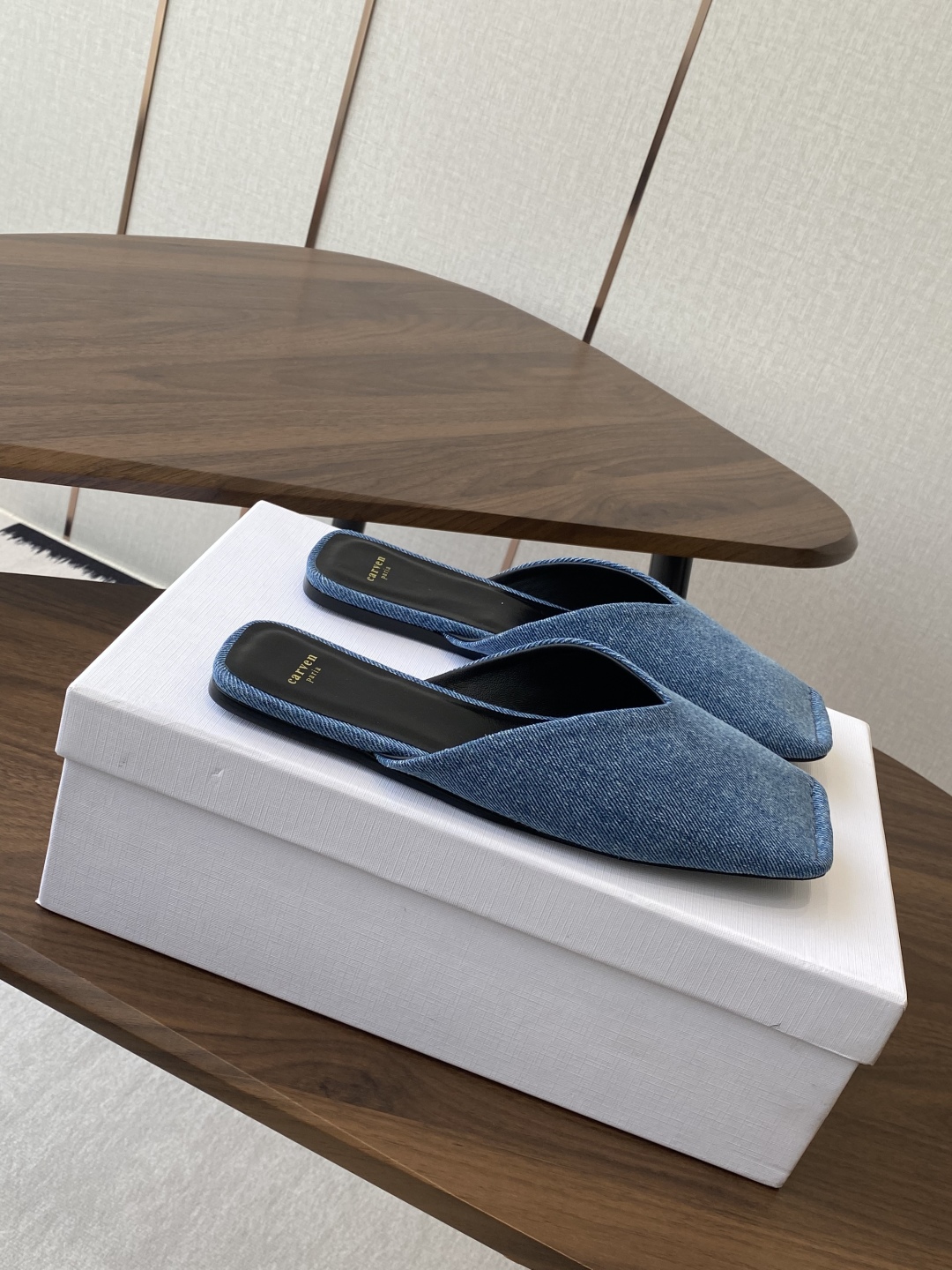 
CARVEN 𝟐𝟓ss 新品穆勒拖鞋 

方头设计独具匠心 简约线条勾勒出利落轮廓 尽显现代感与时尚张