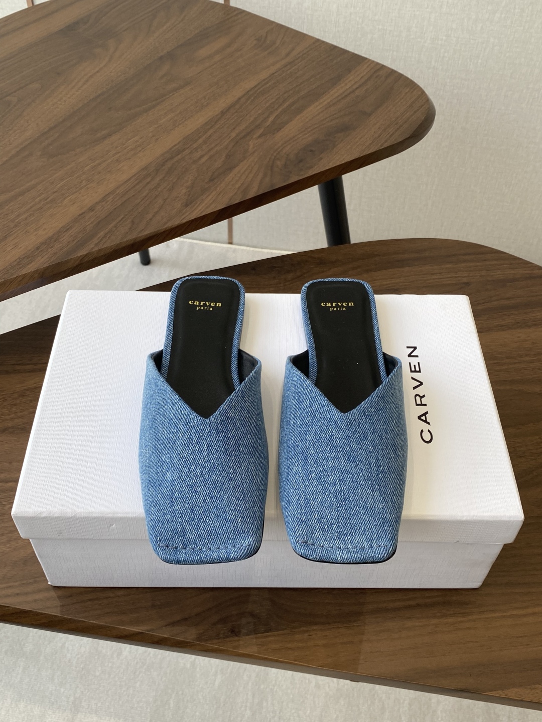 
CARVEN 𝟐𝟓ss 新品穆勒拖鞋 

方头设计独具匠心 简约线条勾勒出利落轮廓 尽显现代感与时尚张