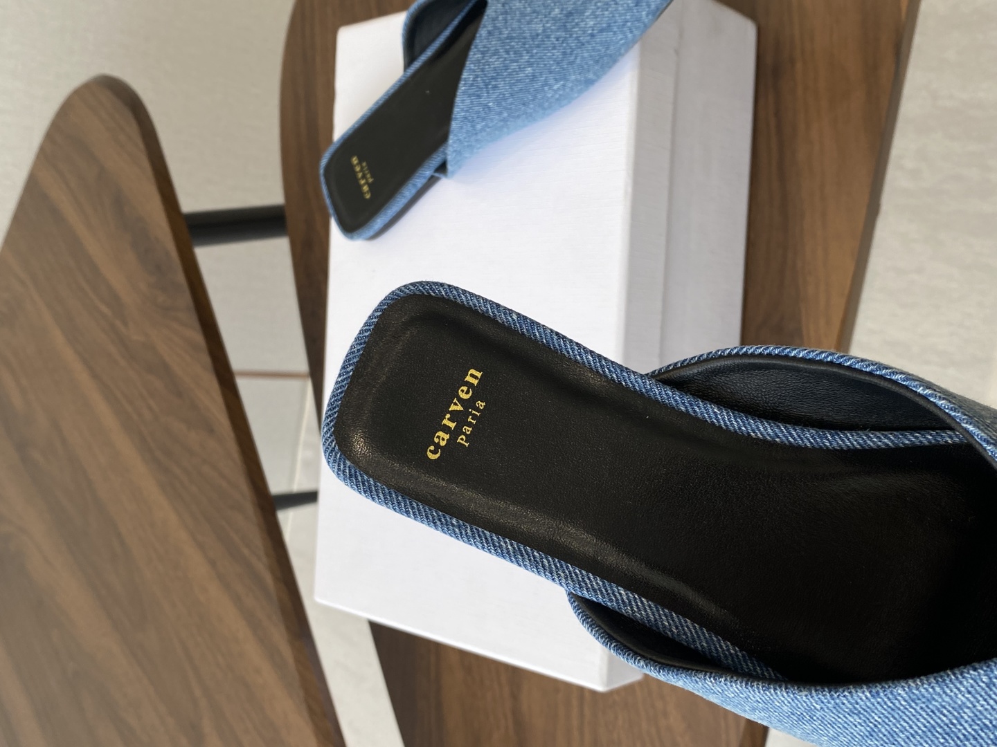 
CARVEN 𝟐𝟓ss 新品穆勒拖鞋 

方头设计独具匠心 简约线条勾勒出利落轮廓 尽显现代感与时尚张