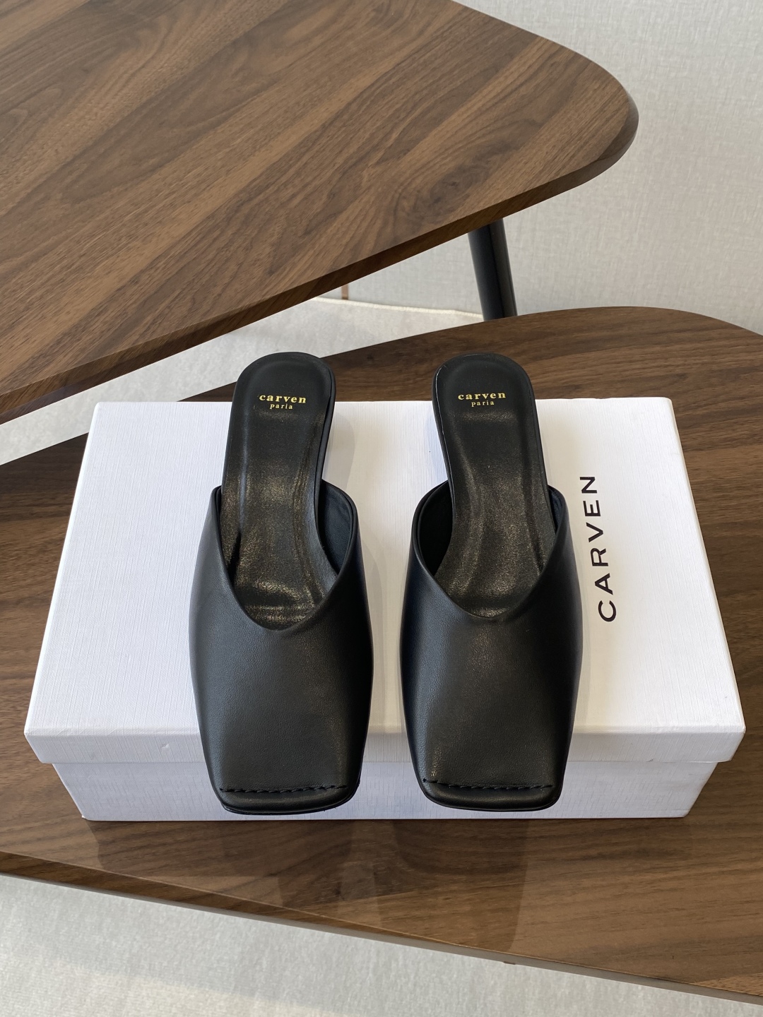 
CARVEN 𝟐𝟓ss 新品穆勒拖鞋 

方头设计独具匠心 简约线条勾勒出利落轮廓 尽显现代感与时尚张