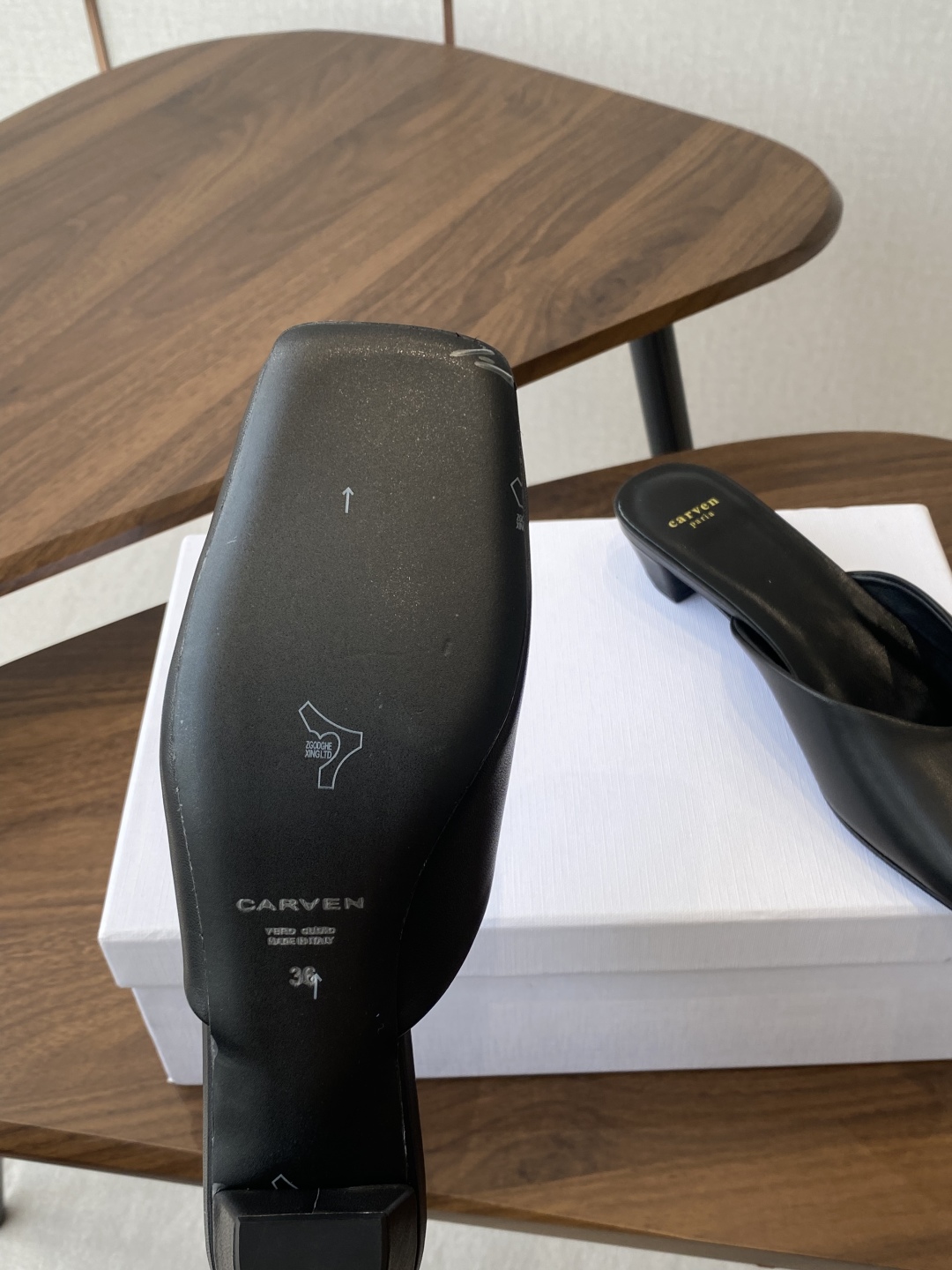 
CARVEN 𝟐𝟓ss 新品穆勒拖鞋 

方头设计独具匠心 简约线条勾勒出利落轮廓 尽显现代感与时尚张