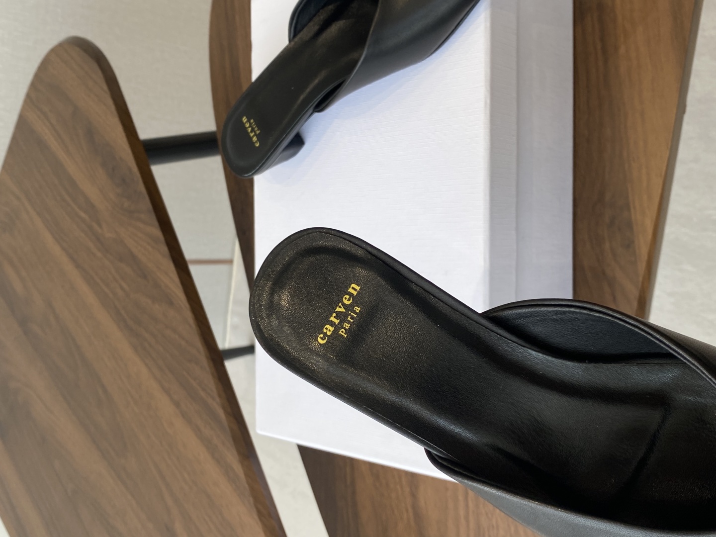 
CARVEN 𝟐𝟓ss 新品穆勒拖鞋 

方头设计独具匠心 简约线条勾勒出利落轮廓 尽显现代感与时尚张