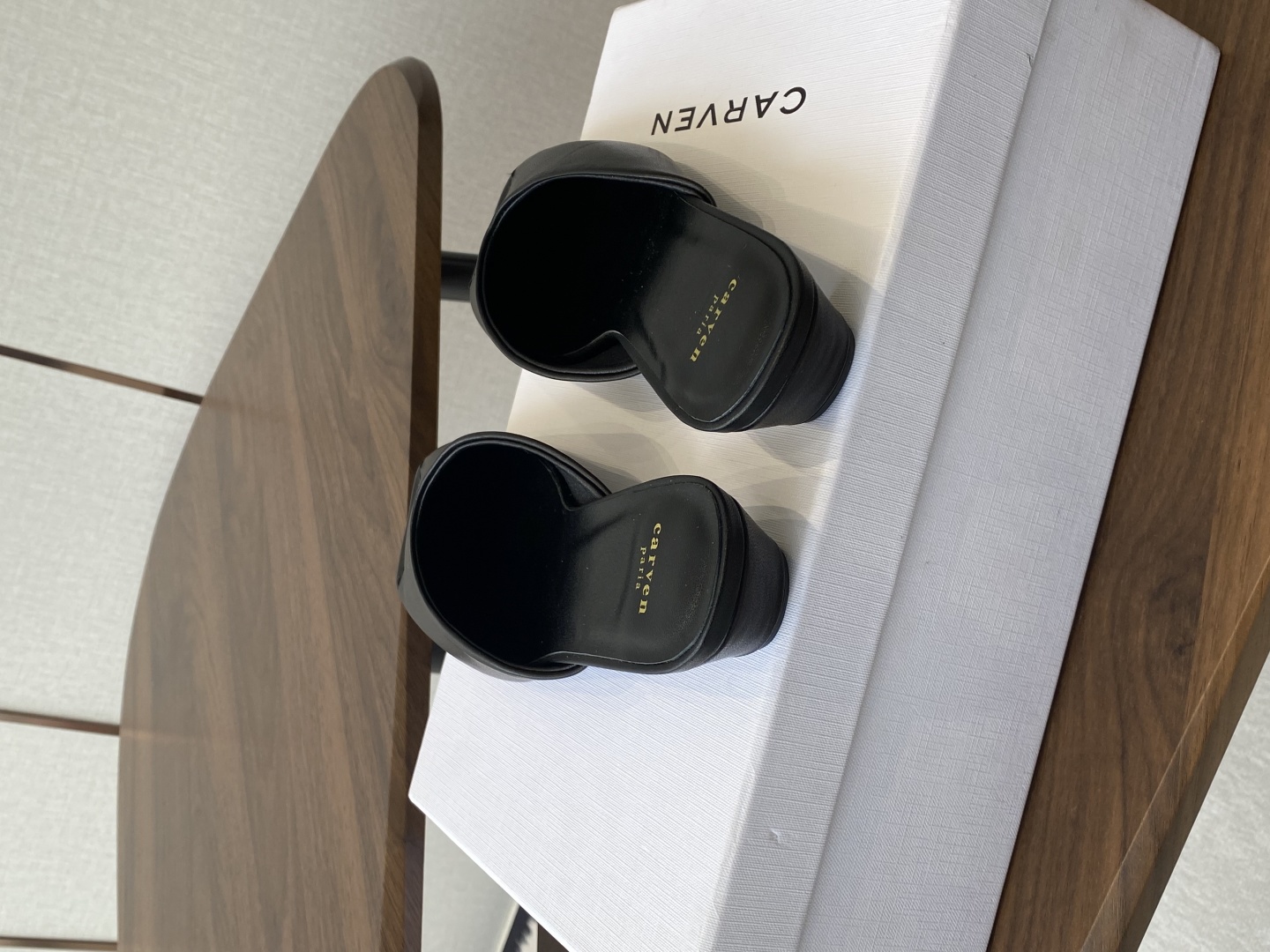 
CARVEN 𝟐𝟓ss 新品穆勒拖鞋 

方头设计独具匠心 简约线条勾勒出利落轮廓 尽显现代感与时尚张
