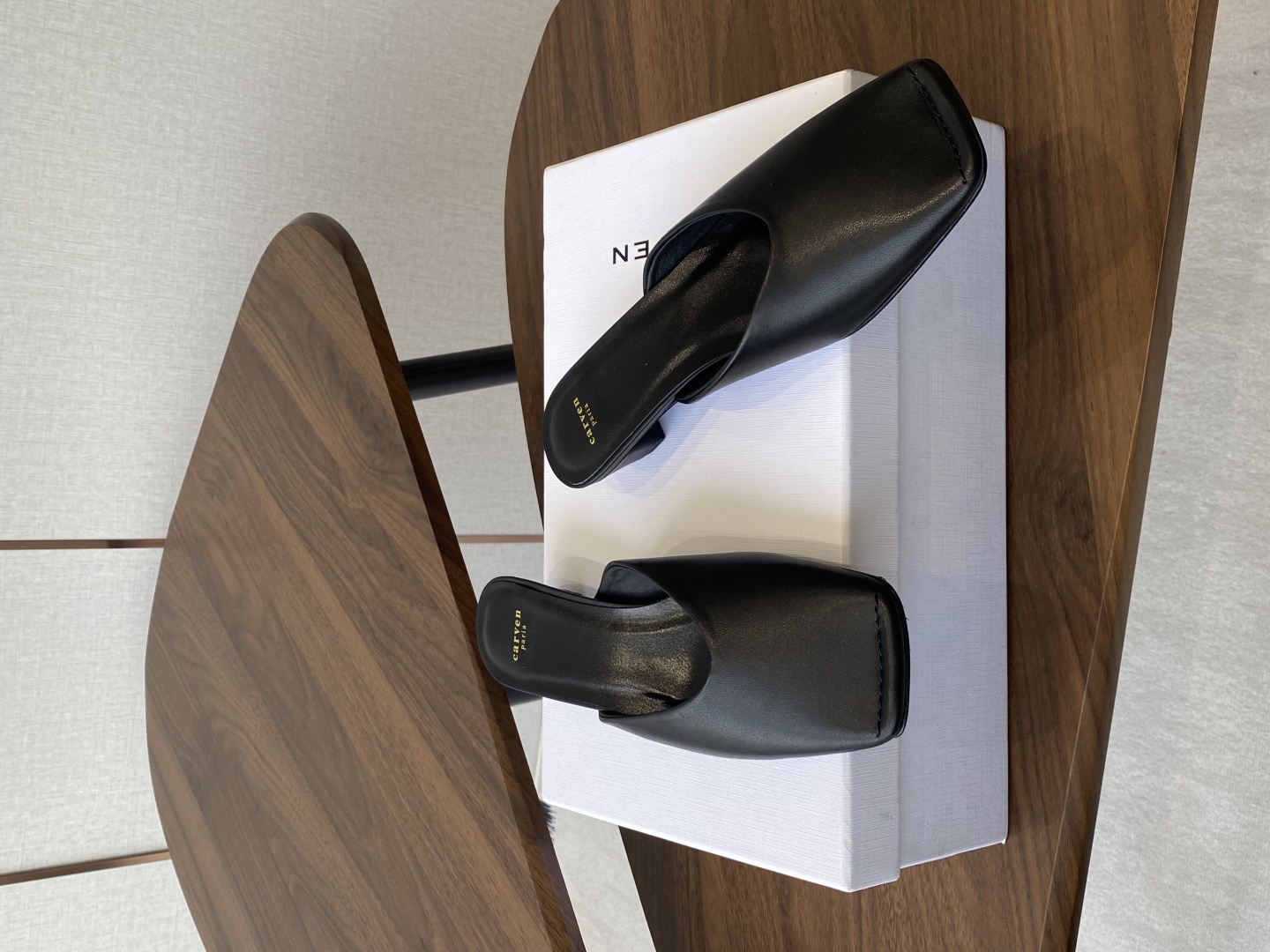 
CARVEN 𝟐𝟓ss 新品穆勒拖鞋 

方头设计独具匠心 简约线条勾勒出利落轮廓 尽显现代感与时尚张